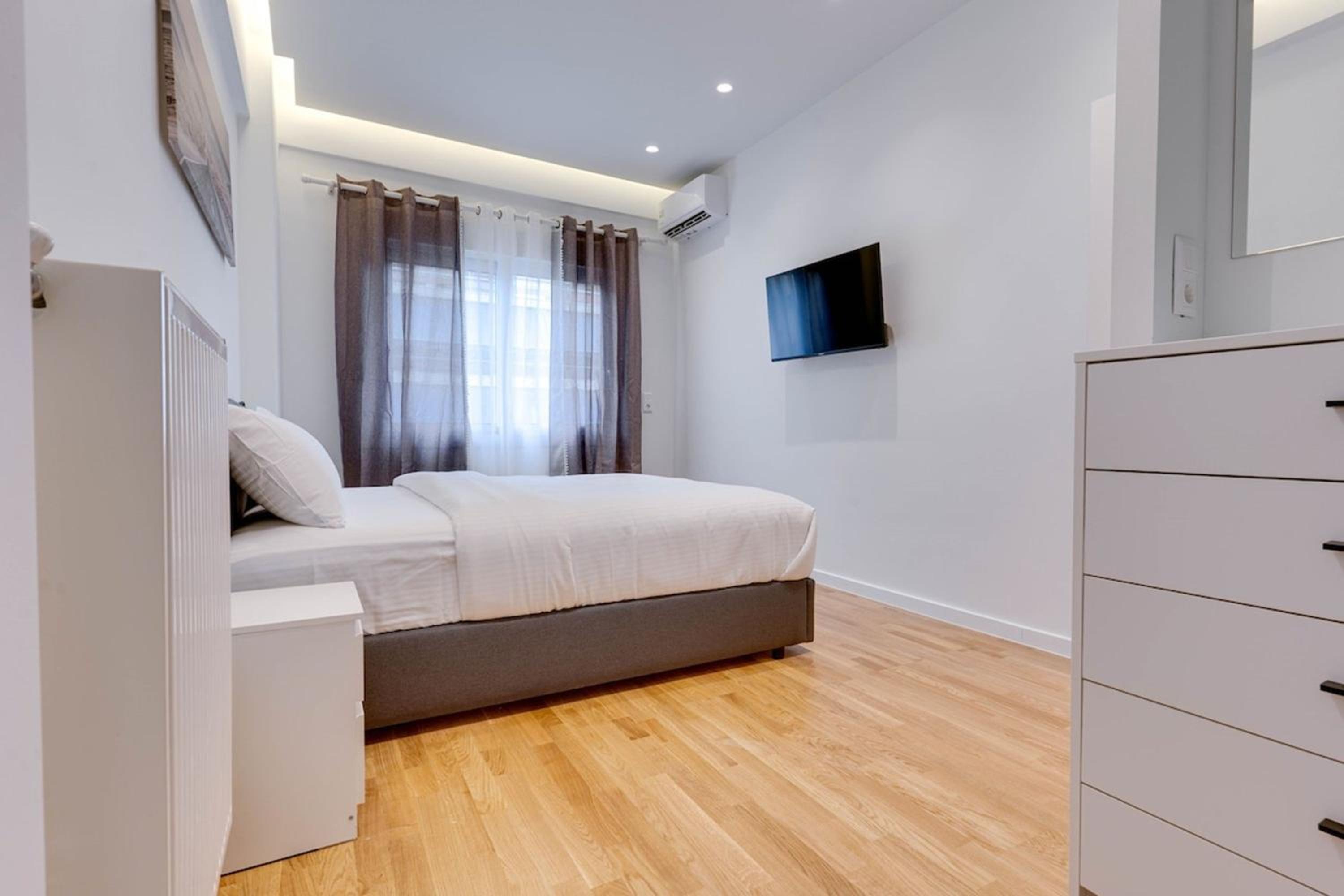 Elegant flat 5 walk to metro panormou