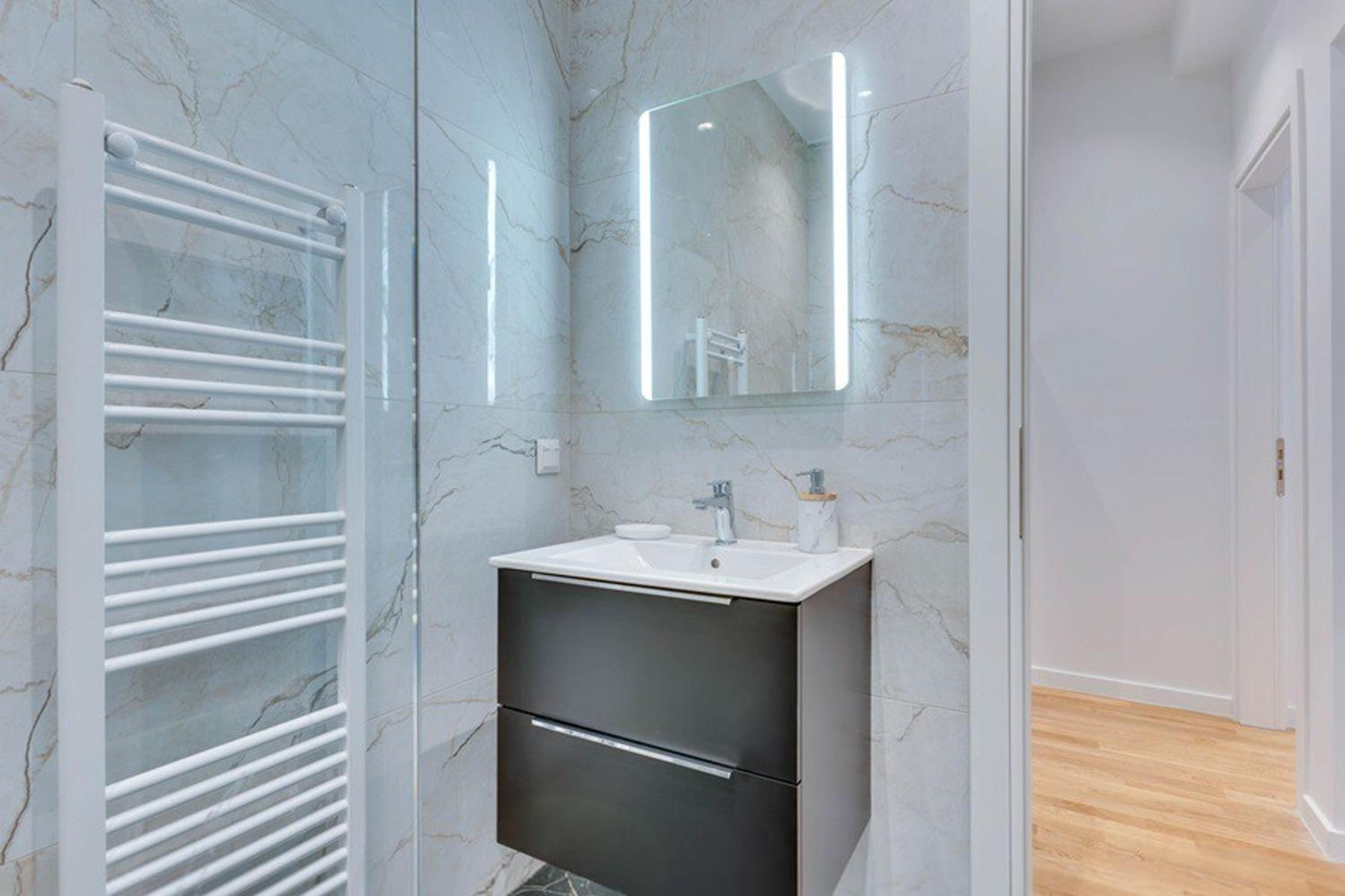 Elegant flat 5 walk to metro panormou