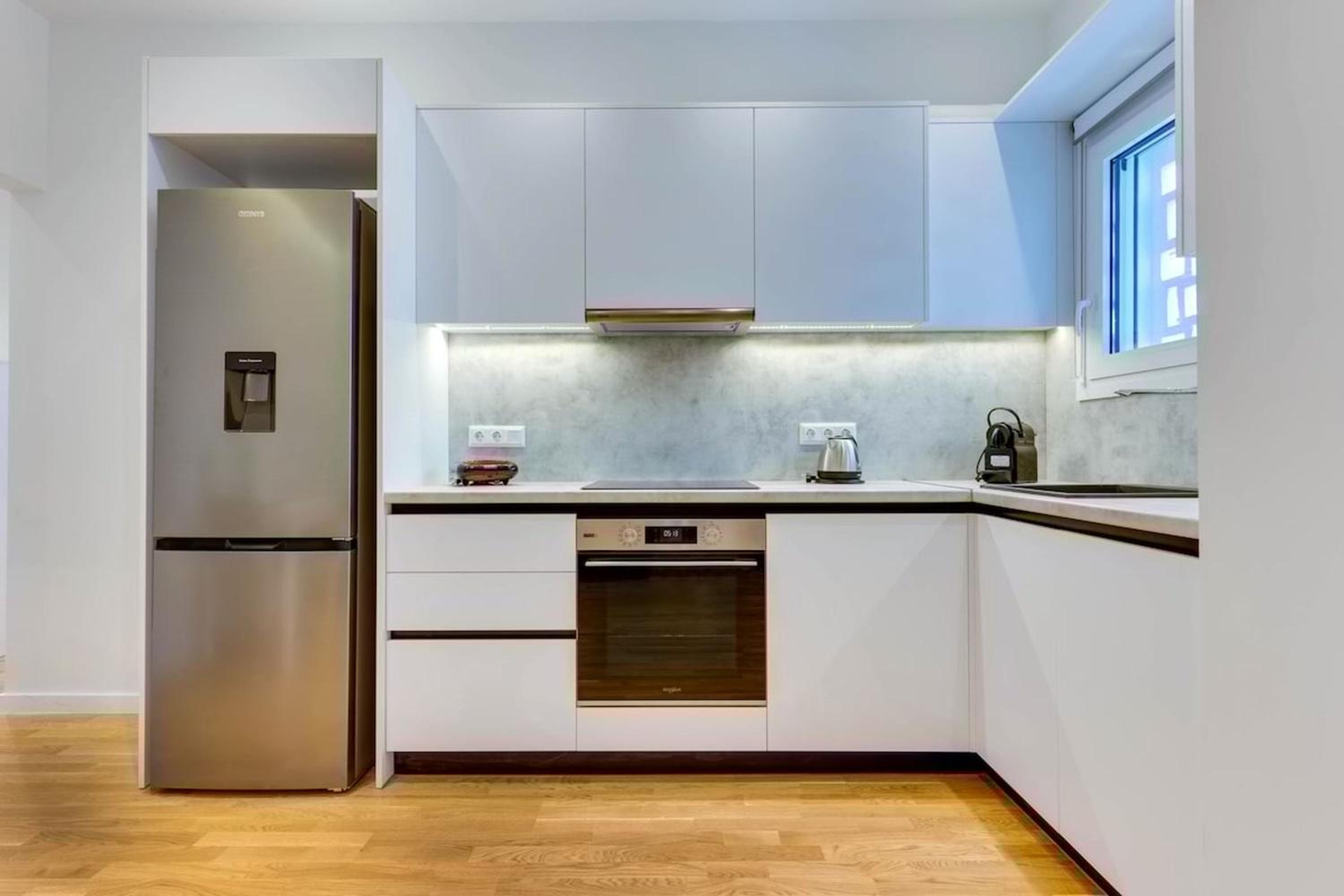 Elegant flat 5 walk to metro panormou