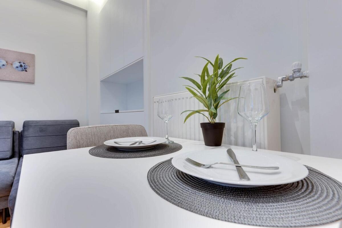 Elegant flat 5 walk to metro panormou