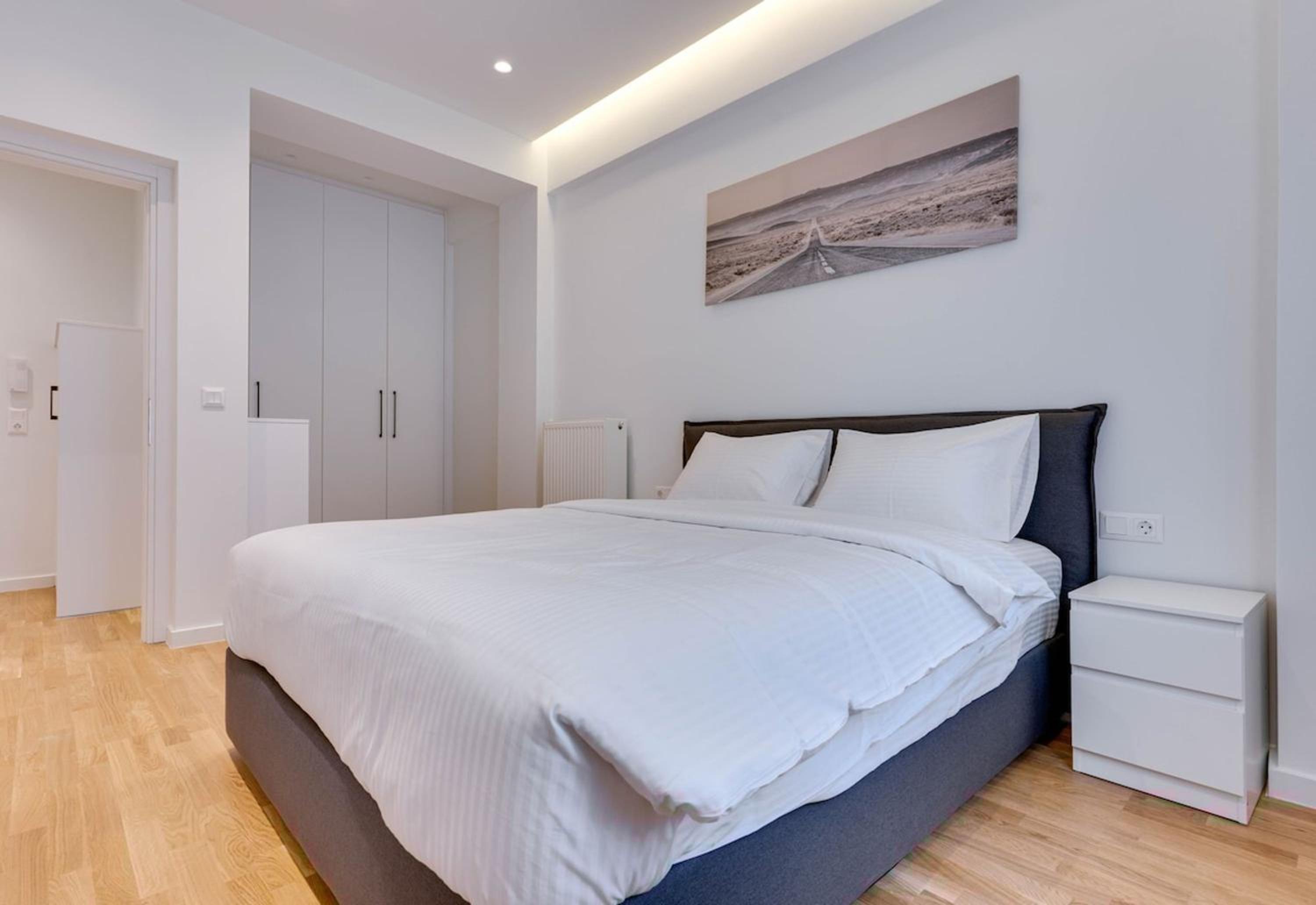 Elegant flat 5 walk to metro panormou