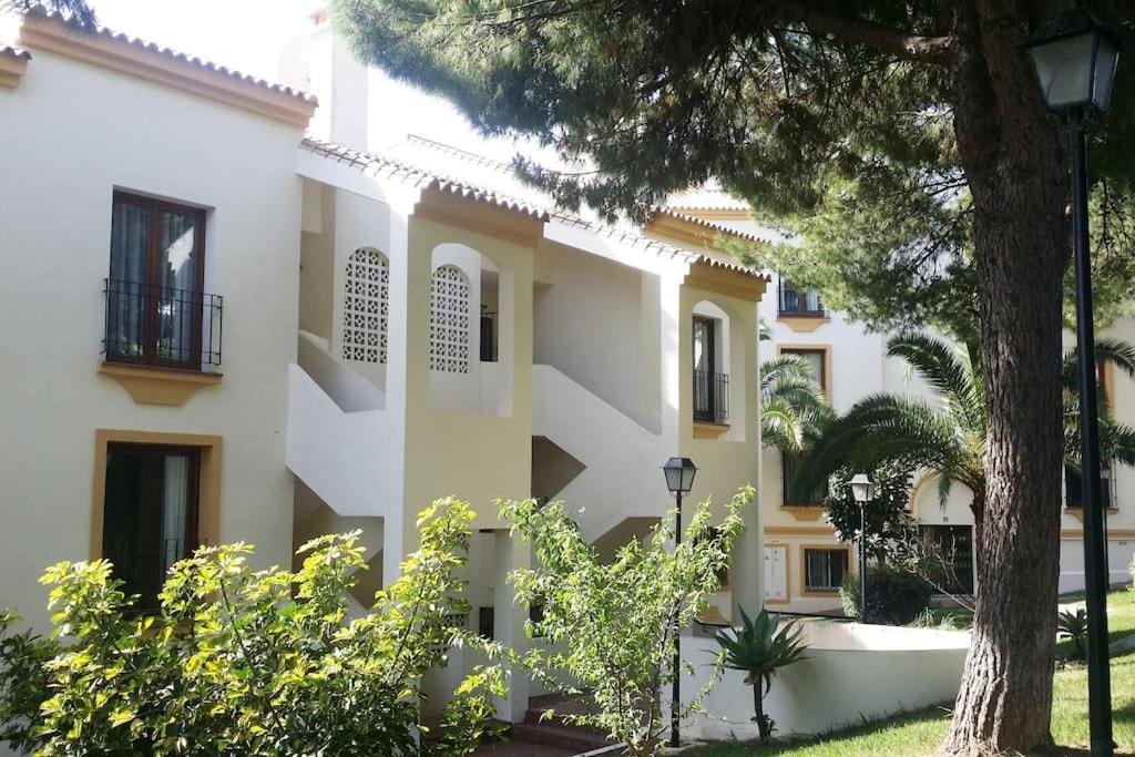 Monte Duquesa Plaza Palmeras close to Port and Beach