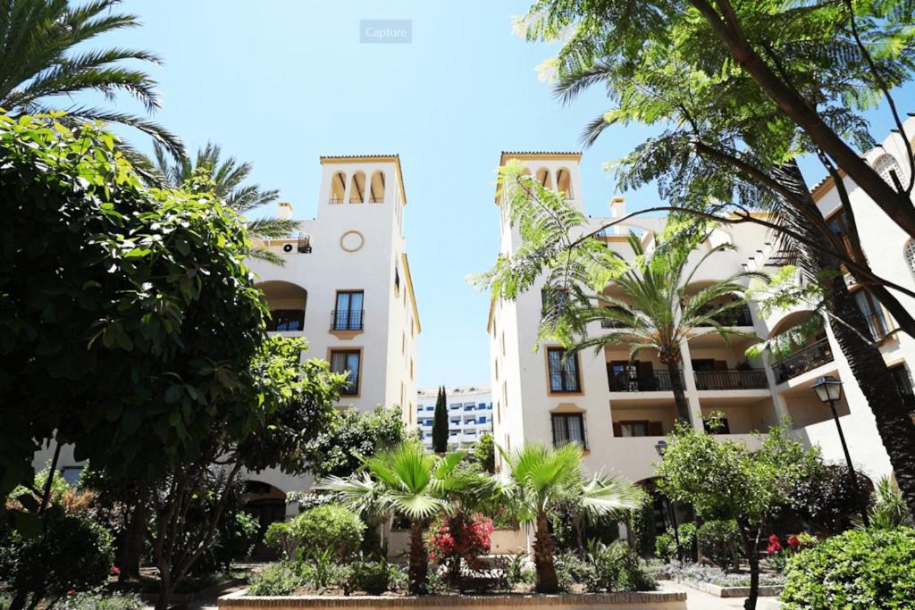 Monte Duquesa Plaza Palmeras close to Port and Beach