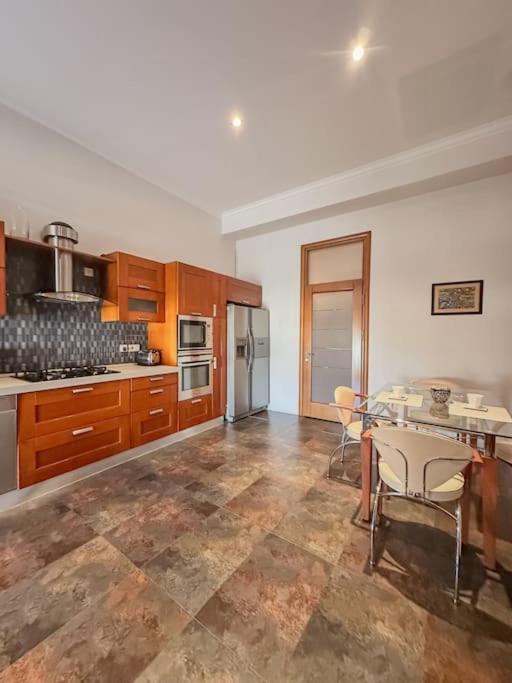 Central luxuries spacious appartment
