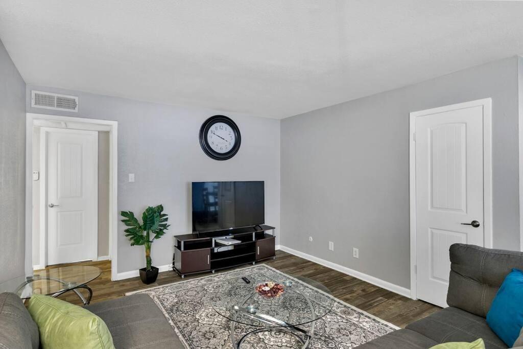 Hot Location Only 2 Min Walk To AT&T Stadium Sleeps 8 FREE Parking view 4