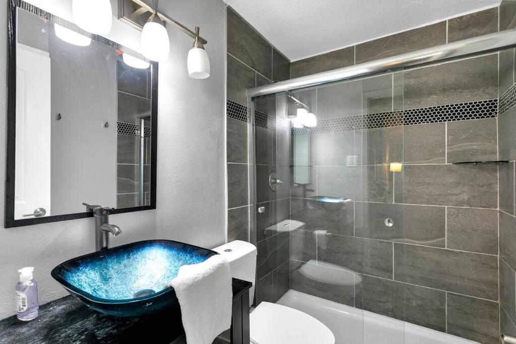 Hot Location Only 2 Min Walk To AT&T Stadium Sleeps 8 FREE Parking view 5