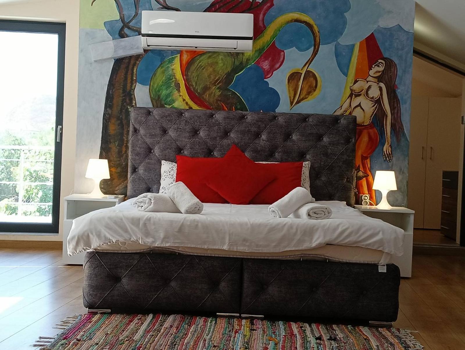 Artistic Loft Panoramic View Top Center