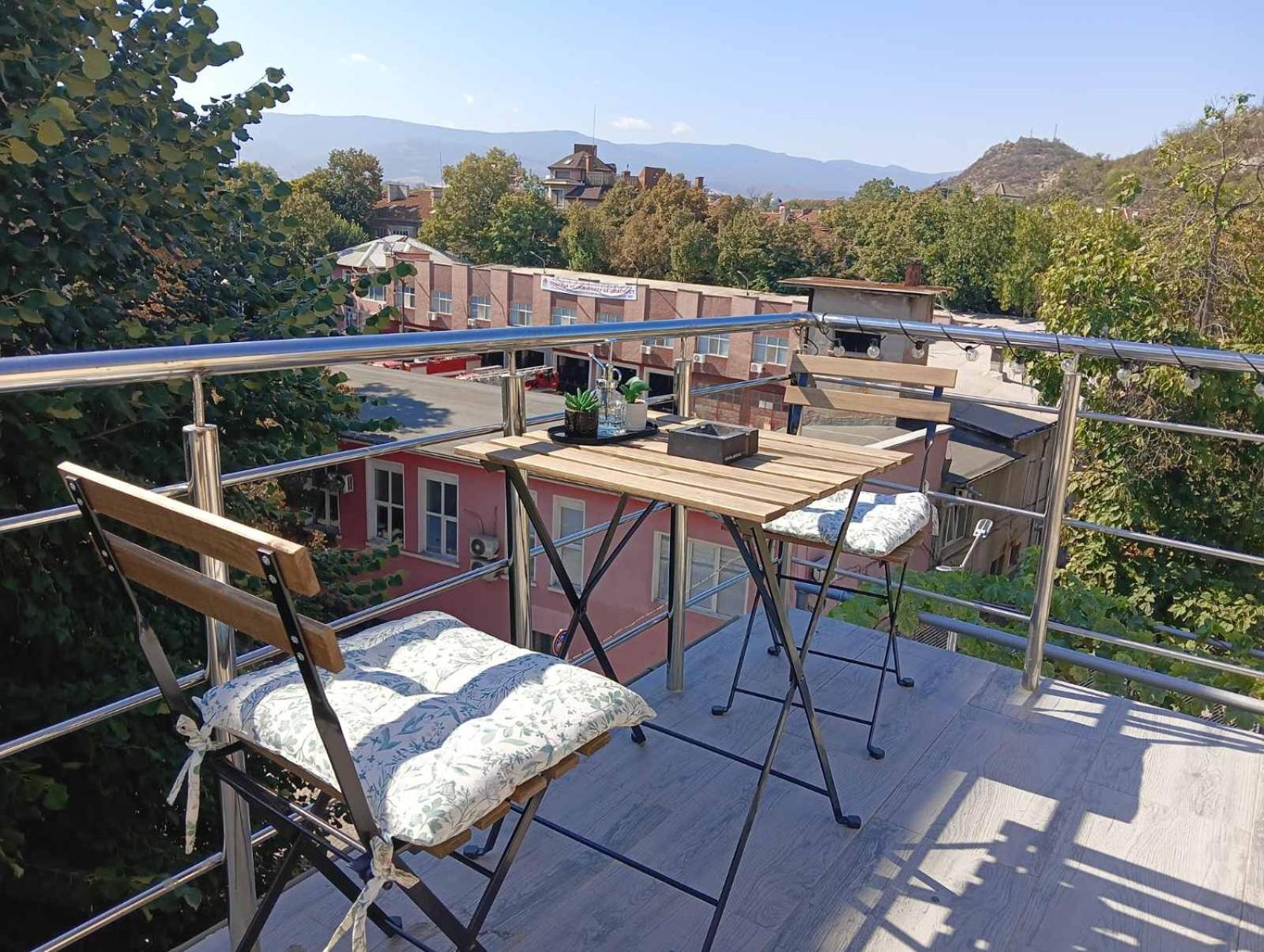 Artistic Loft Panoramic View Top Center
