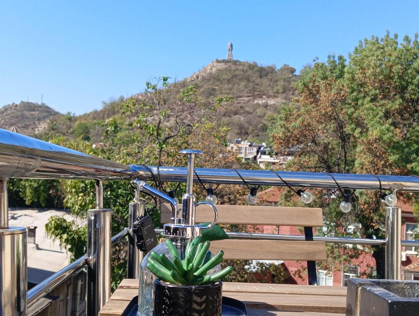 Artistic Loft Panoramic View Top Center