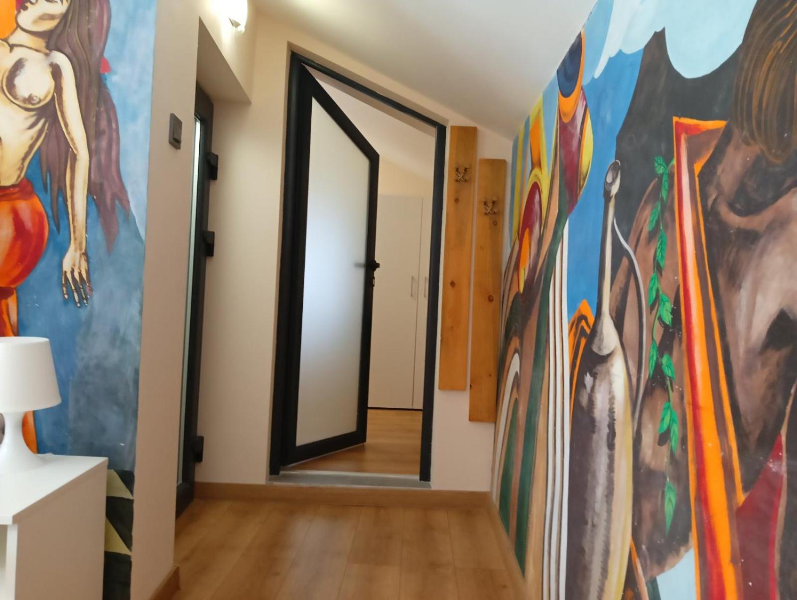 Artistic Loft Panoramic View Top Center