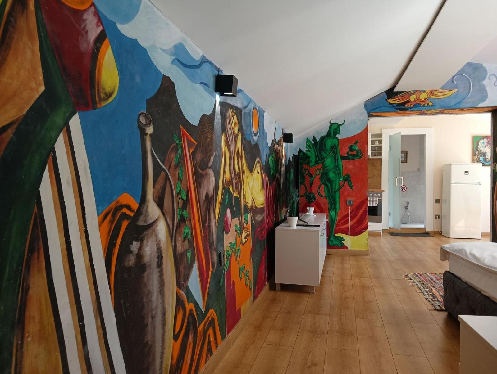 Artistic Loft Panoramic View Top Center