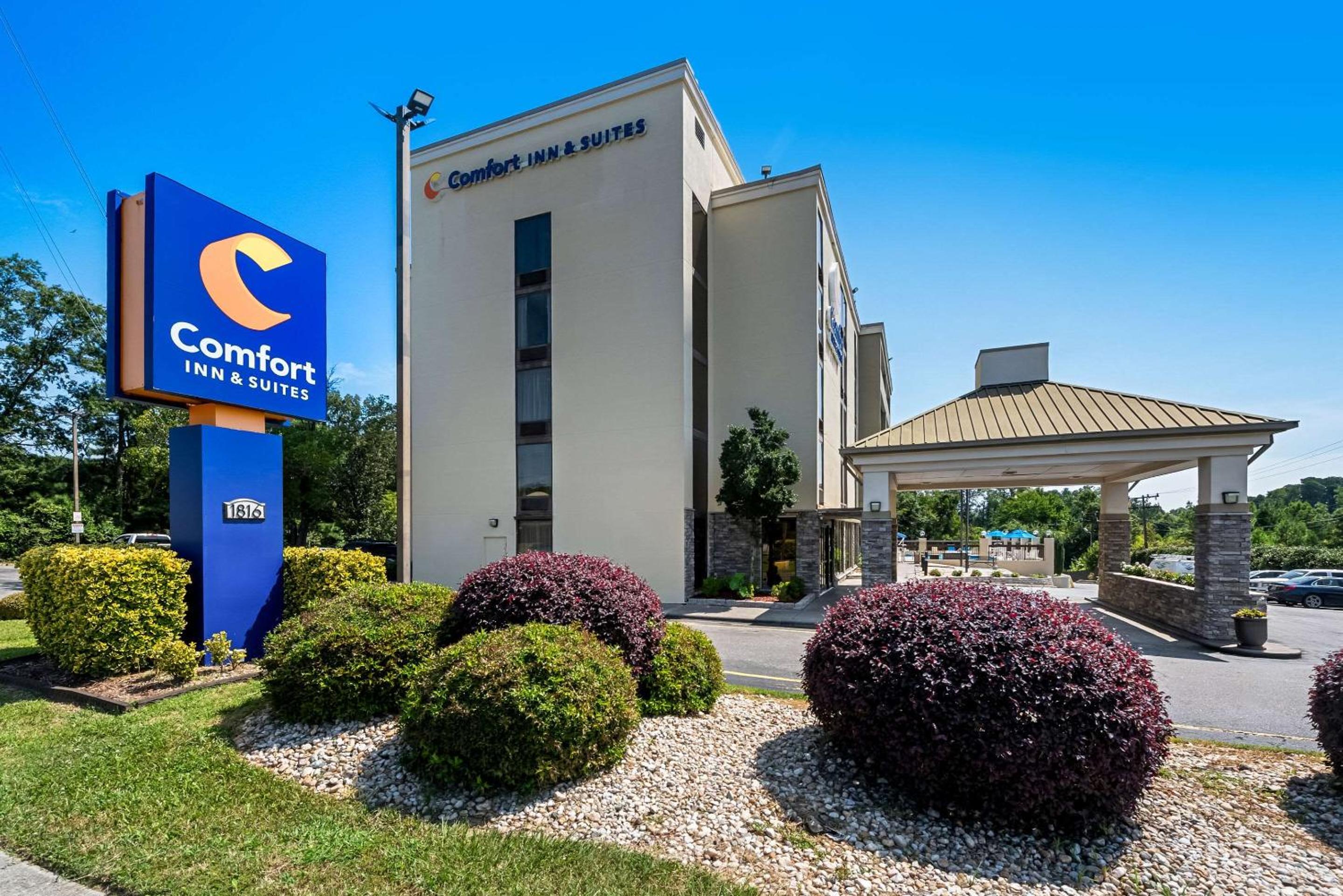Hotel Comfort Inn & Suites Durham near Duke University - Image 1