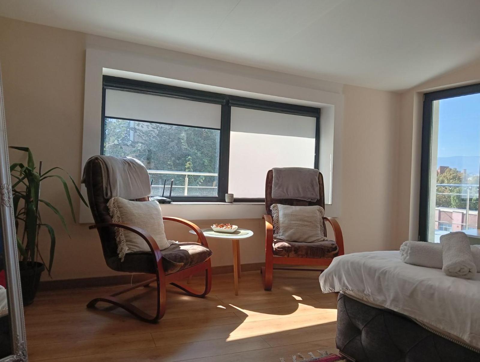 Artistic Loft Panoramic View Top Center