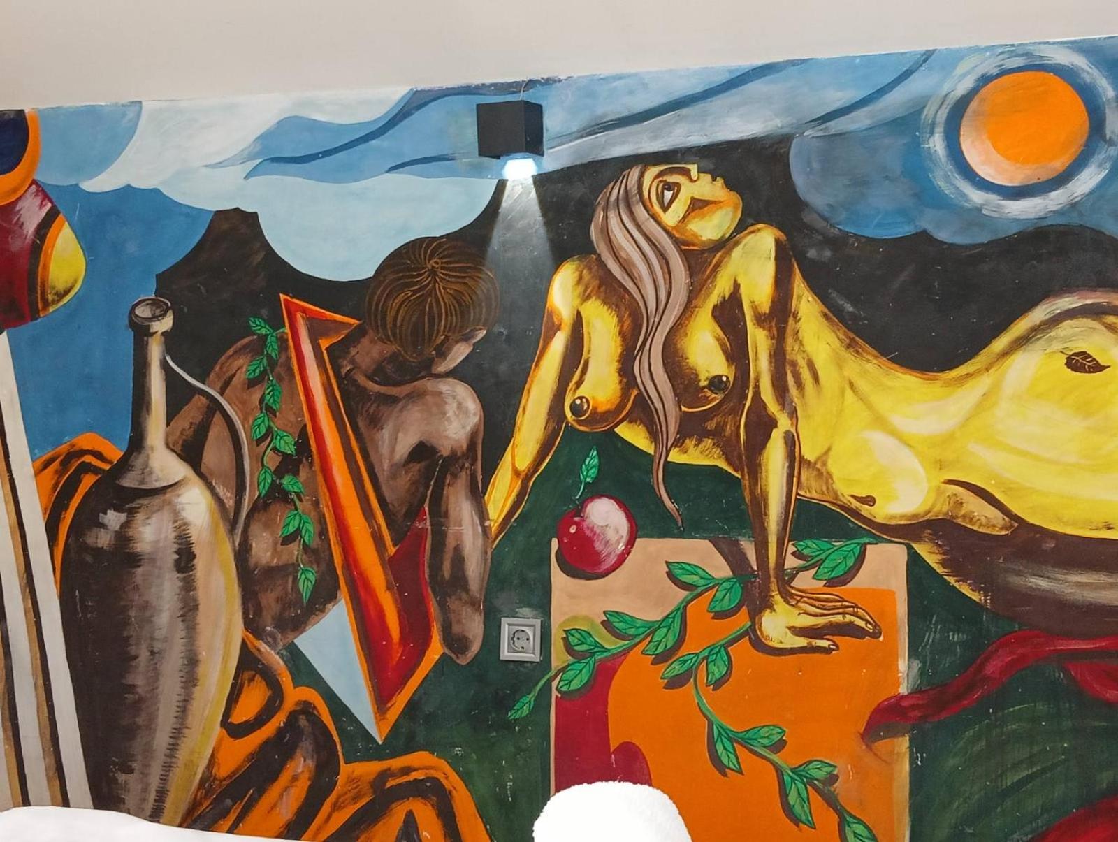 Artistic Loft Panoramic View Top Center
