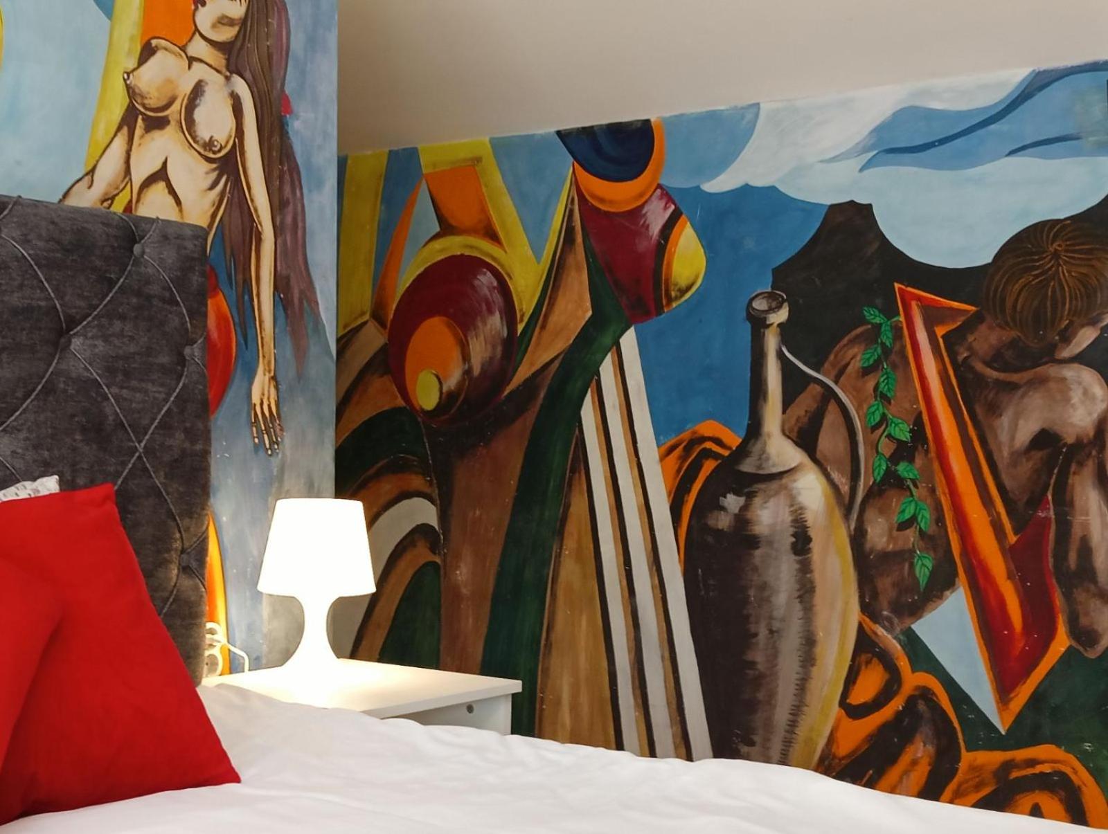 Artistic Loft Panoramic View Top Center