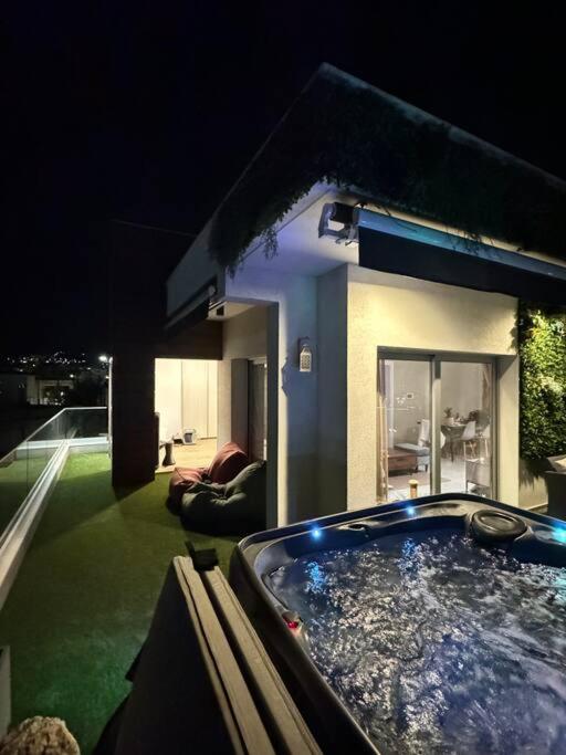 3 Br Penthouse Jacuzzi Seaview