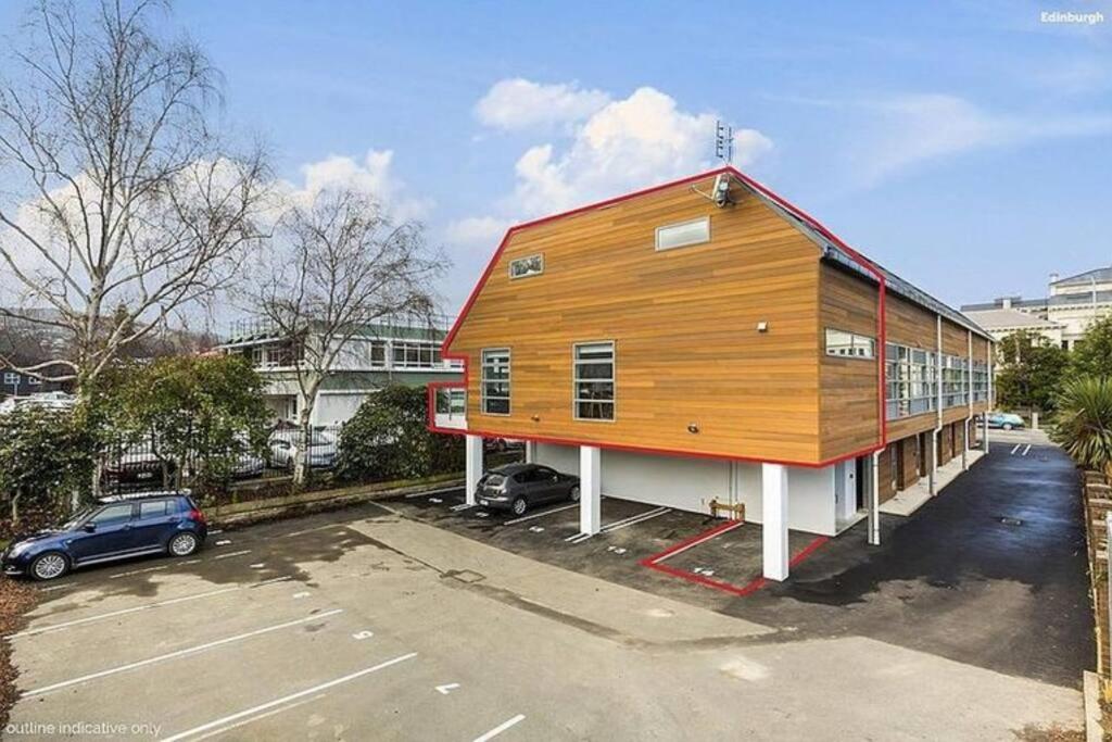 Modern Stopover, Free Parking view 3