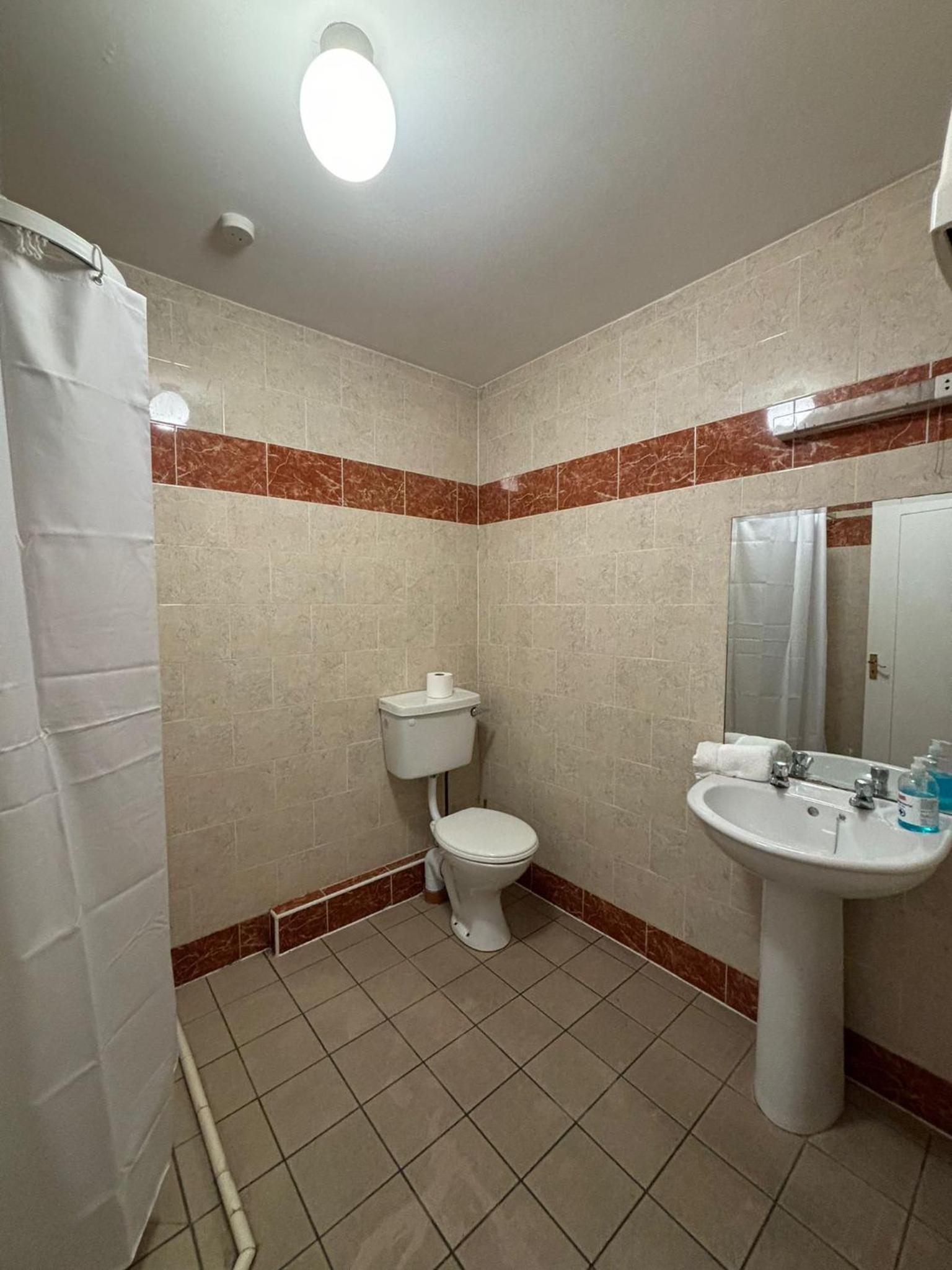 Athlone Vacations - Five Bedroom Apartment Athlone - Property Image 8