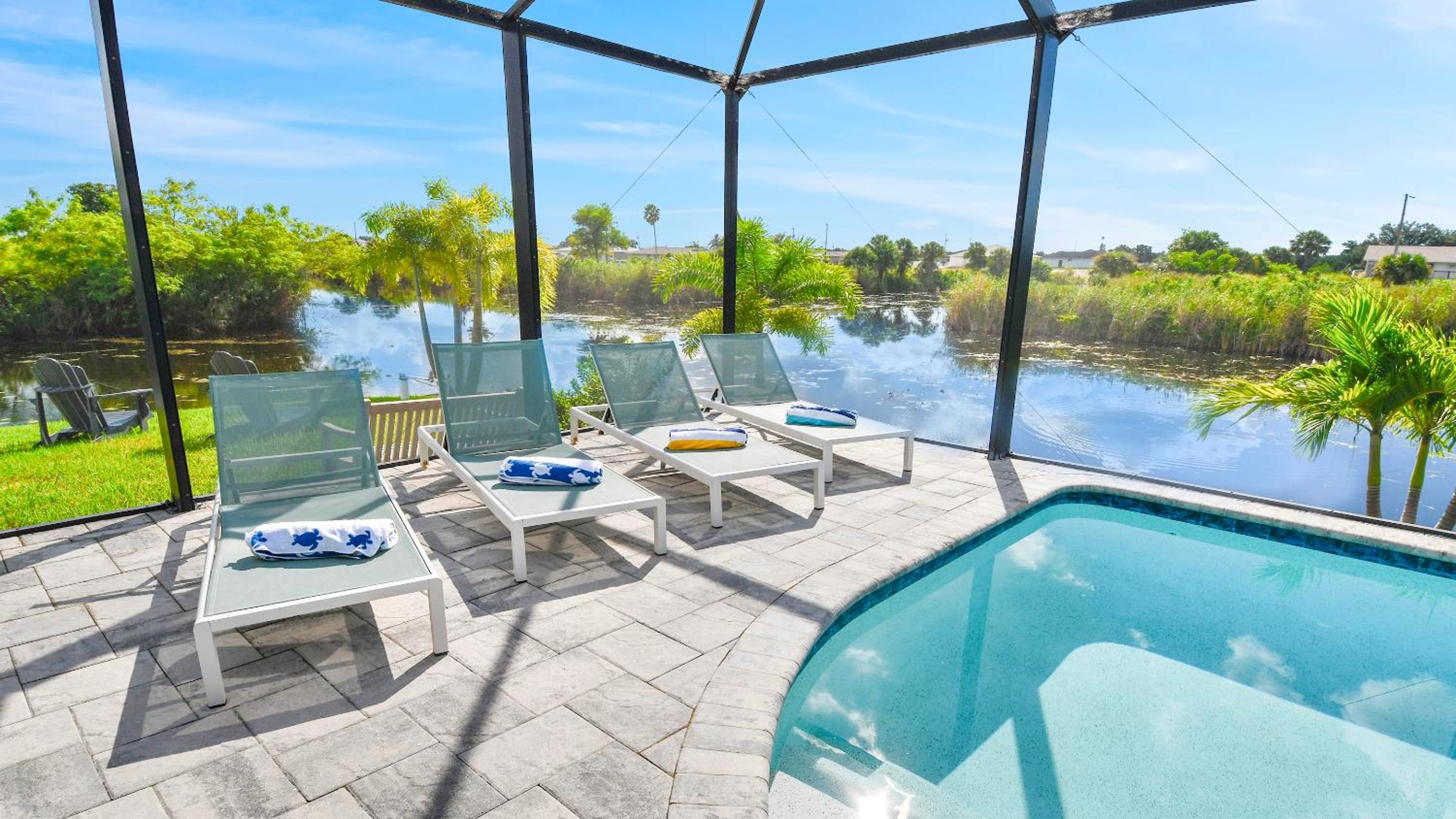Phoenix quite Area Pool and great water few view 4