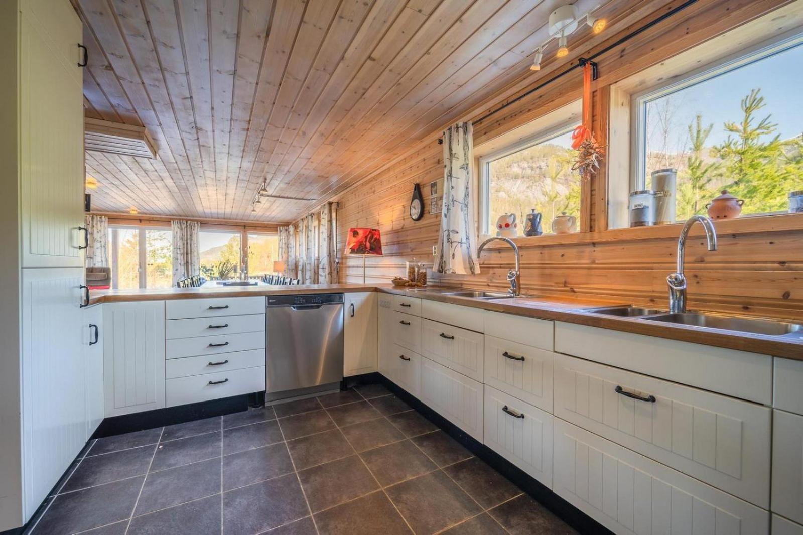 Lakehouse - 14p - With Sauna & By the Water