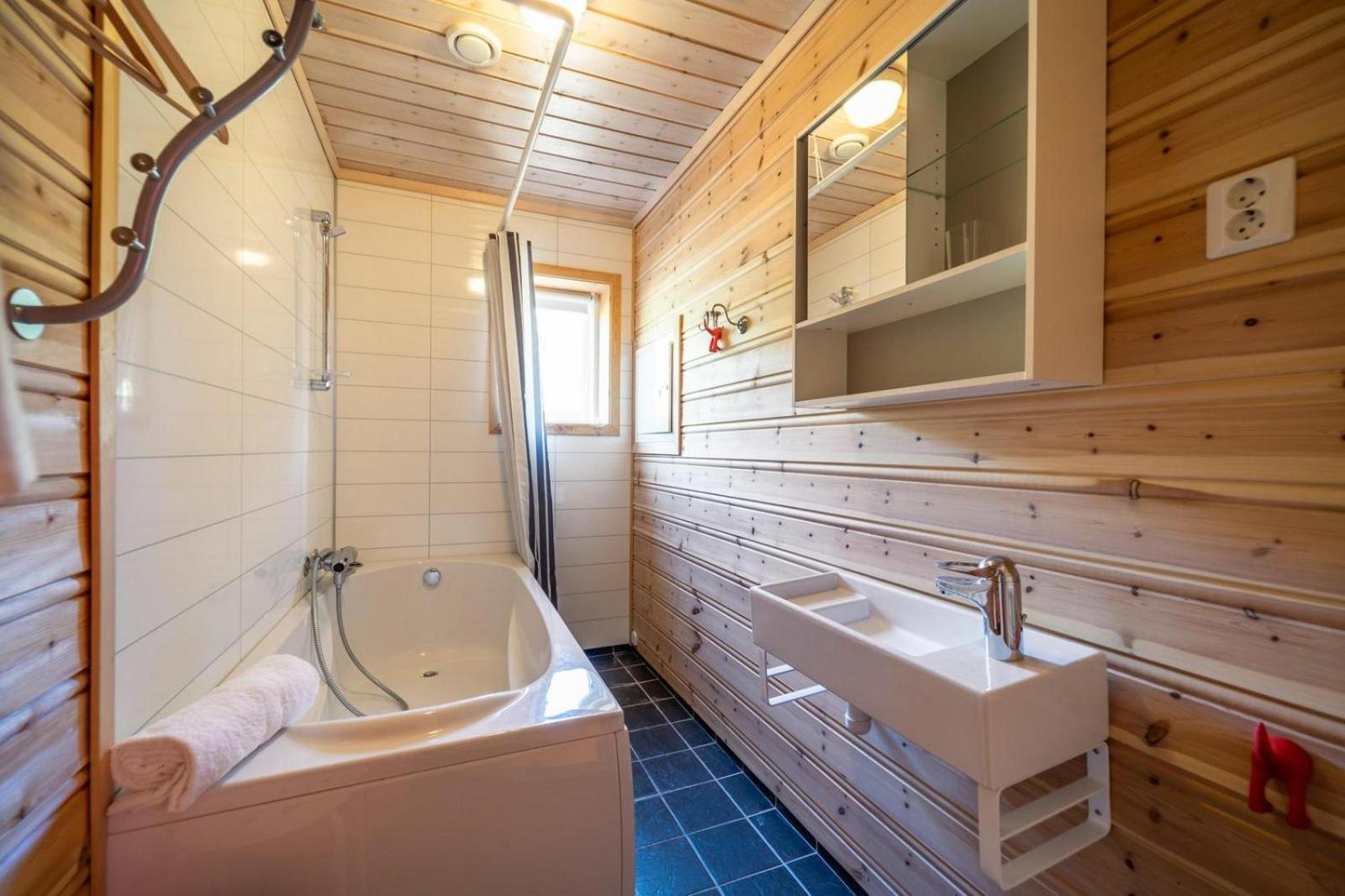 Lakehouse - 14p - With Sauna & By the Water