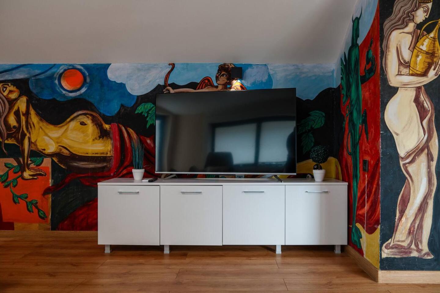 Artistic Loft Panoramic View Top Center