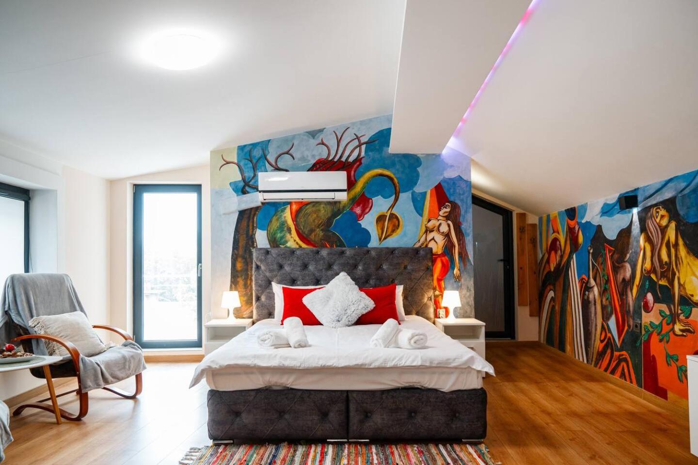 Artistic Loft Panoramic View Top Center