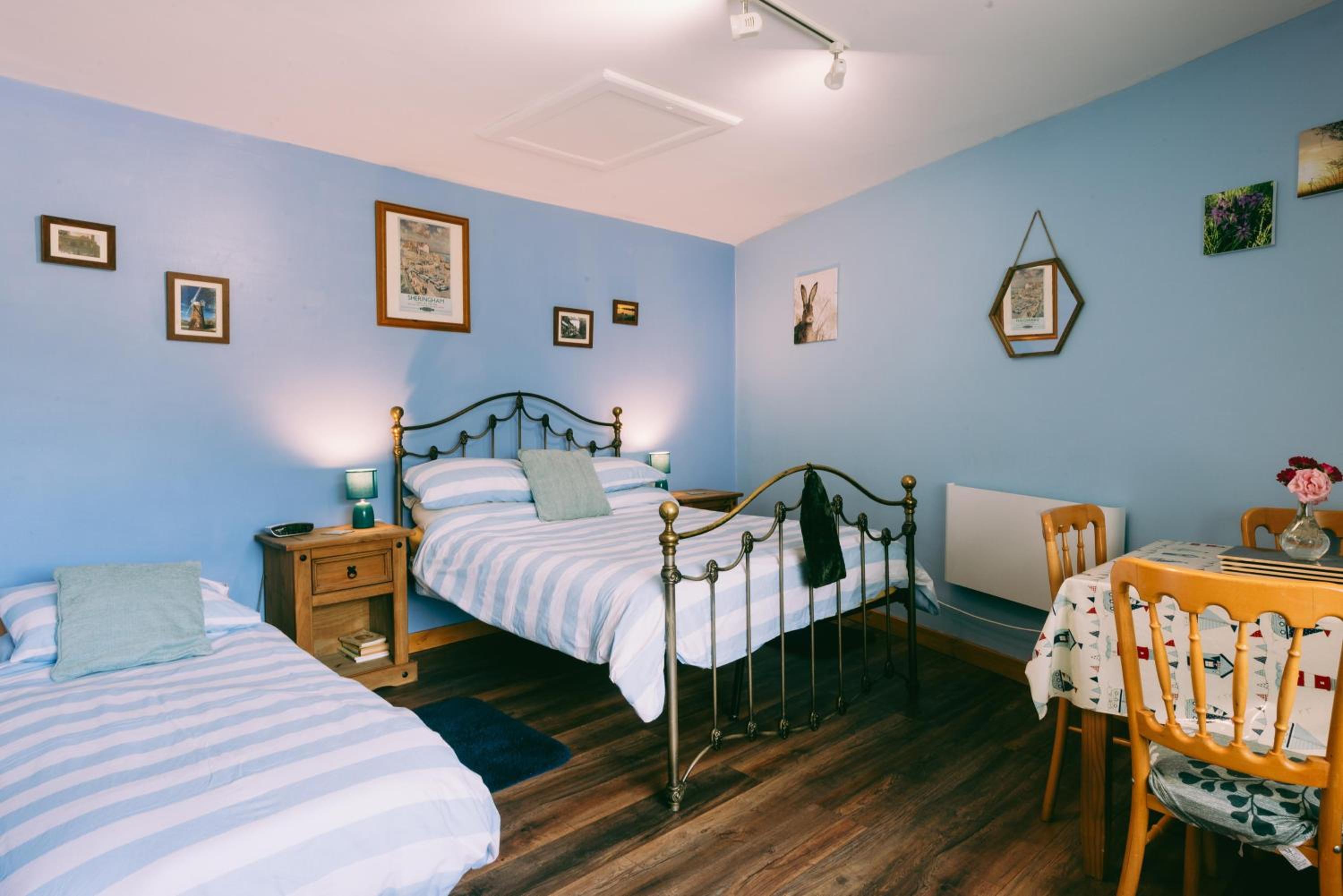 1 Bed Sleeps 3 Free Parking Pets Allowed view 2