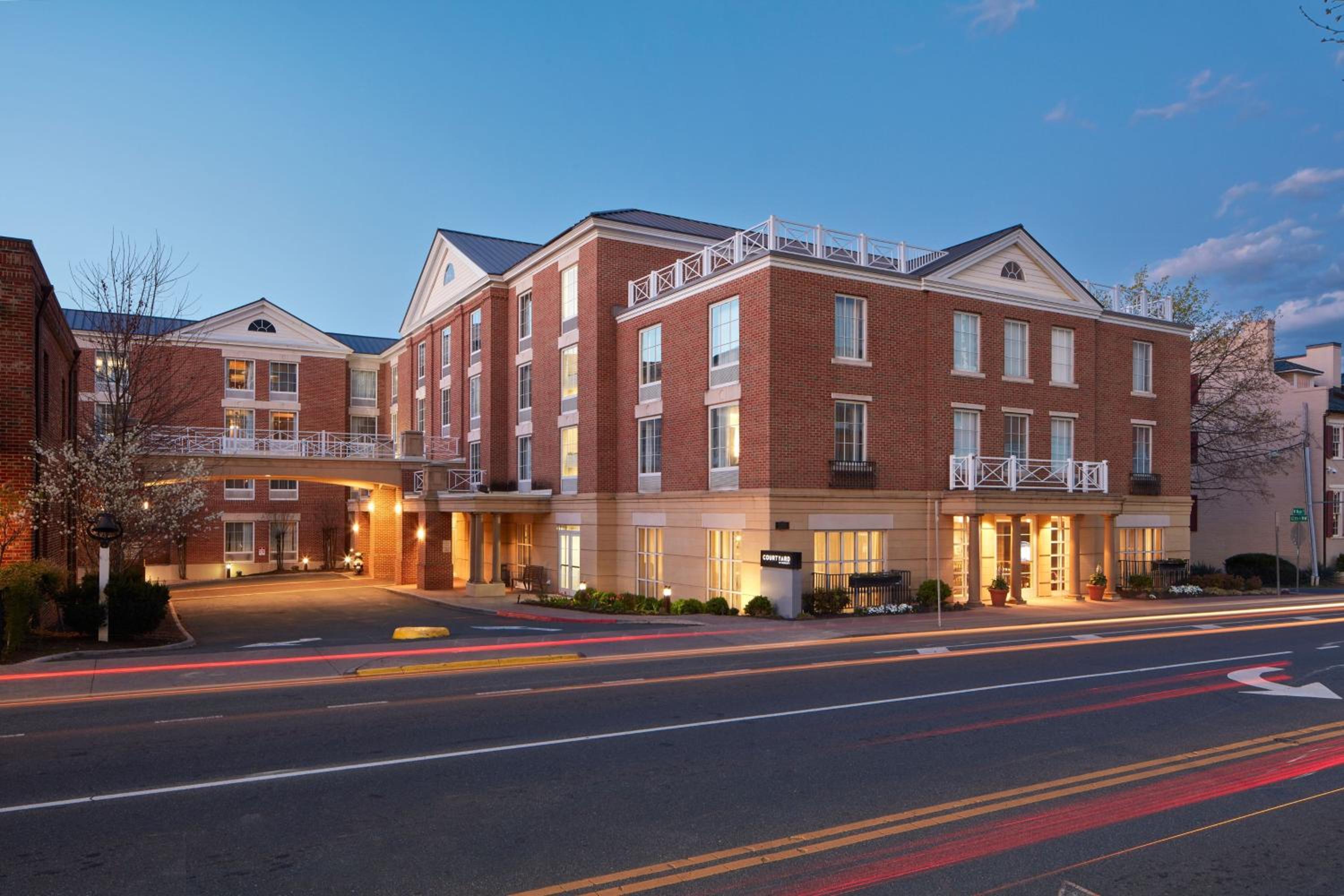 Hotel Courtyard by Marriott Charlottesville - University Medical Center - Image 1