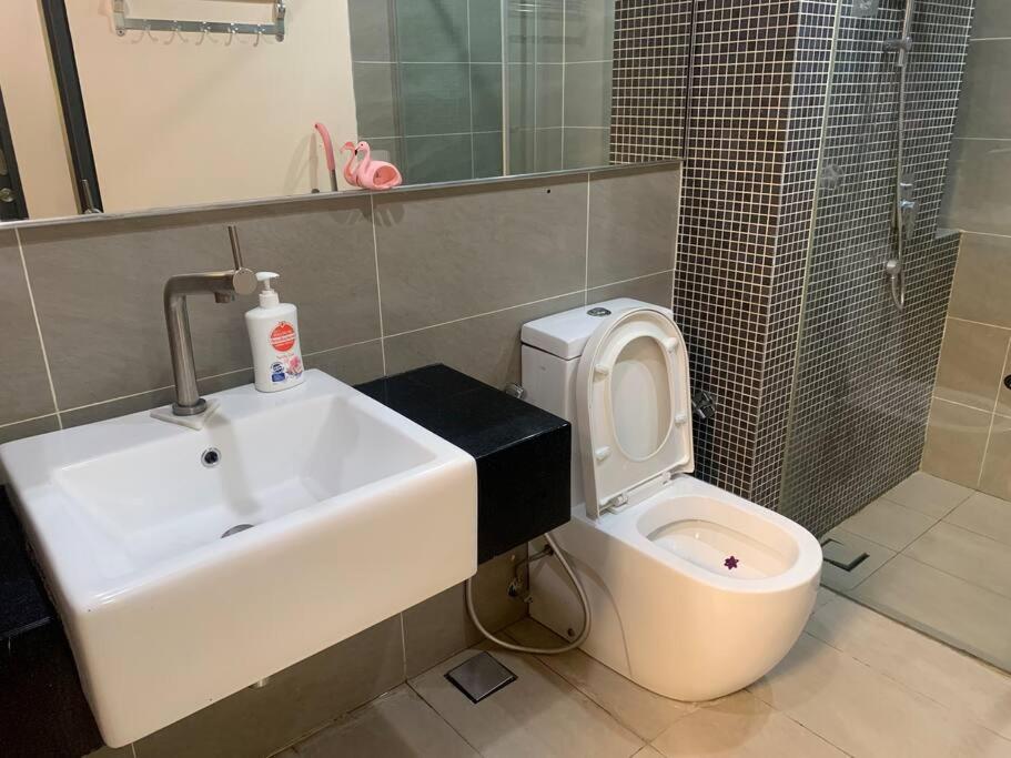V Residence Suites 5-6pax 3R1B Linked to Sunway Velocity Mall MRT LRT Maluri & Cochrane KLCC View Kuala Lumpur