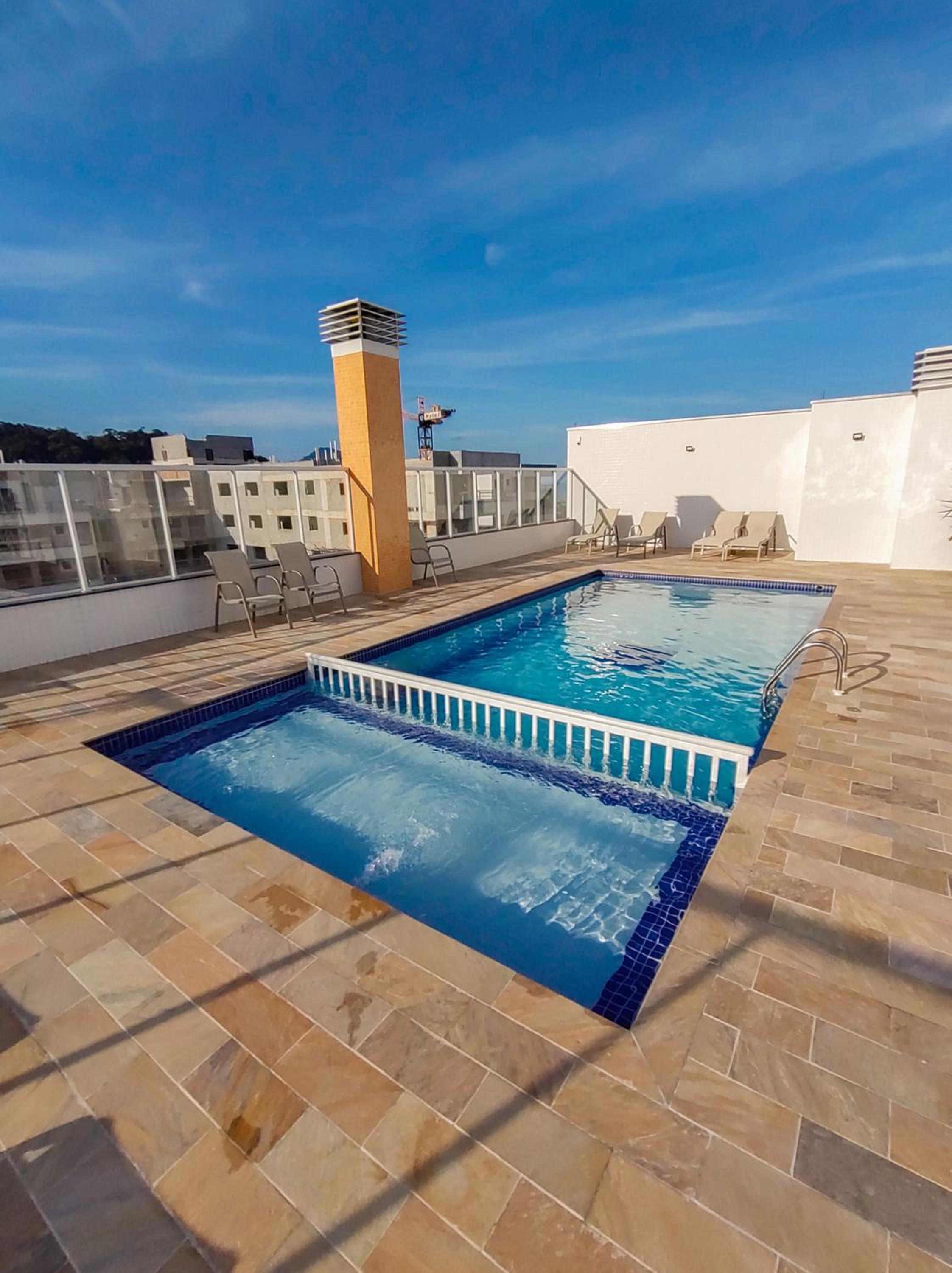 Apartamentos a 100m Praia das Toninhas PISCINA AQUECIDA