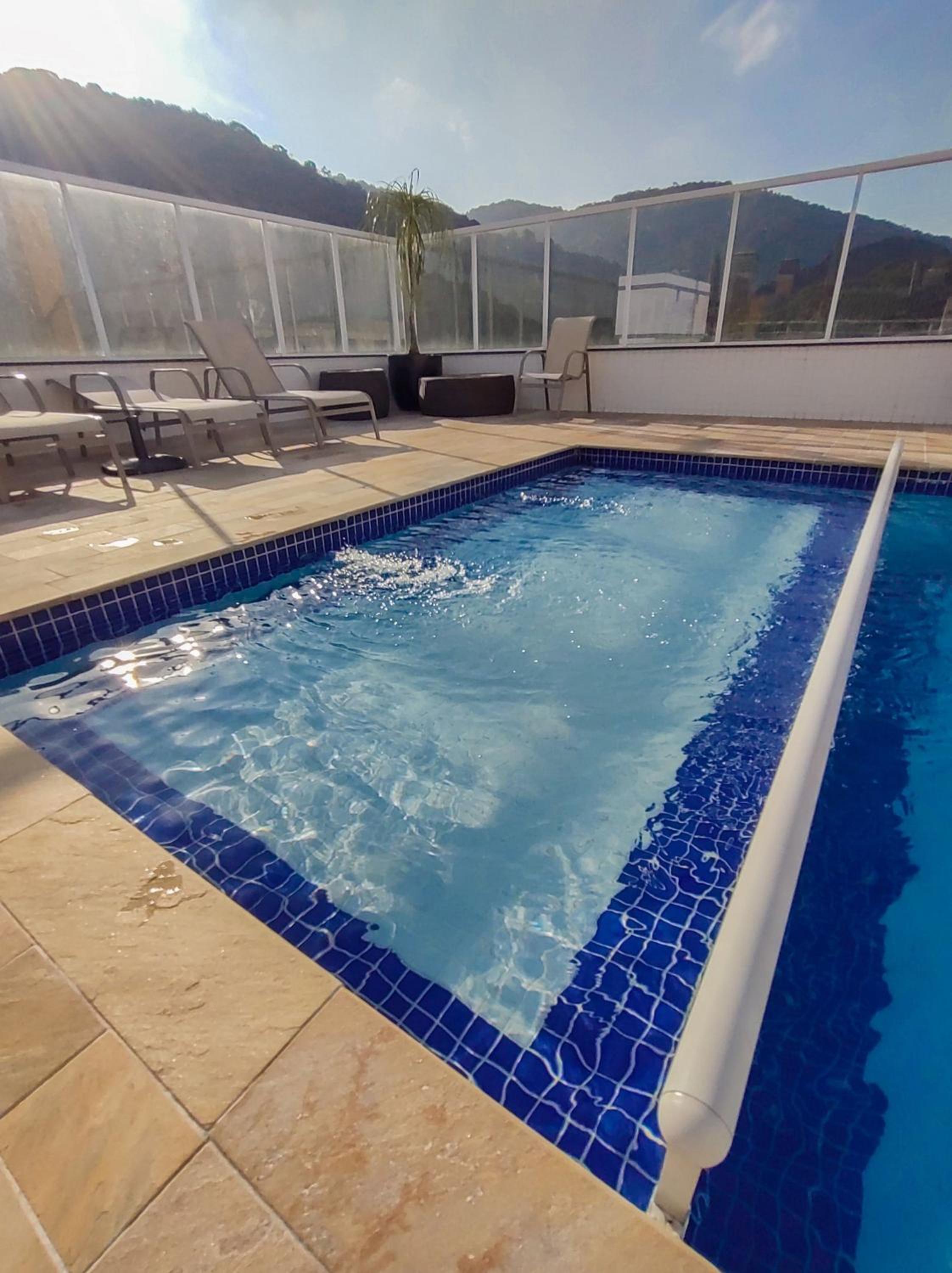Apartamentos a 100m Praia das Toninhas PISCINA AQUECIDA