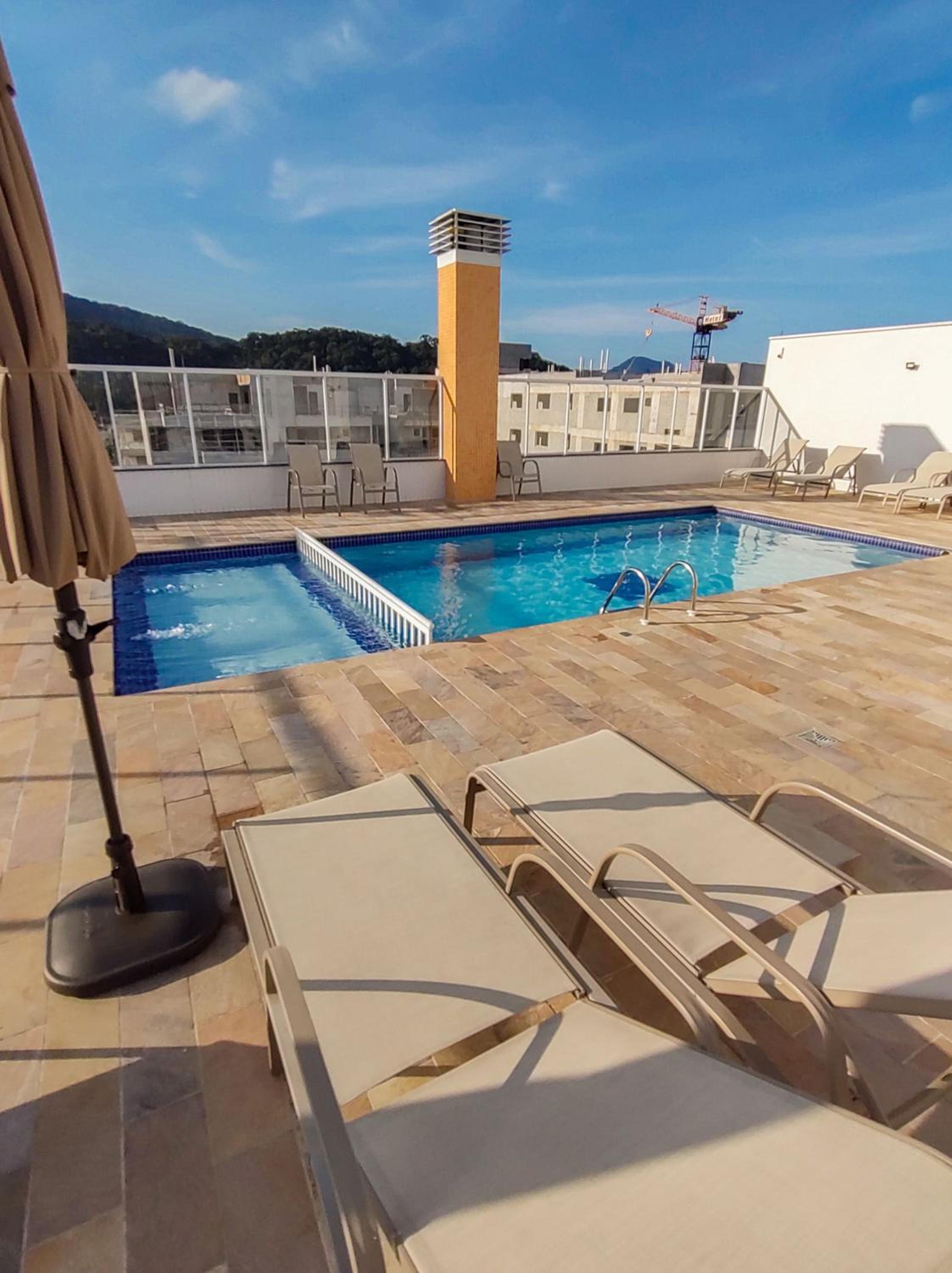Apartamentos a 100m Praia das Toninhas PISCINA AQUECIDA