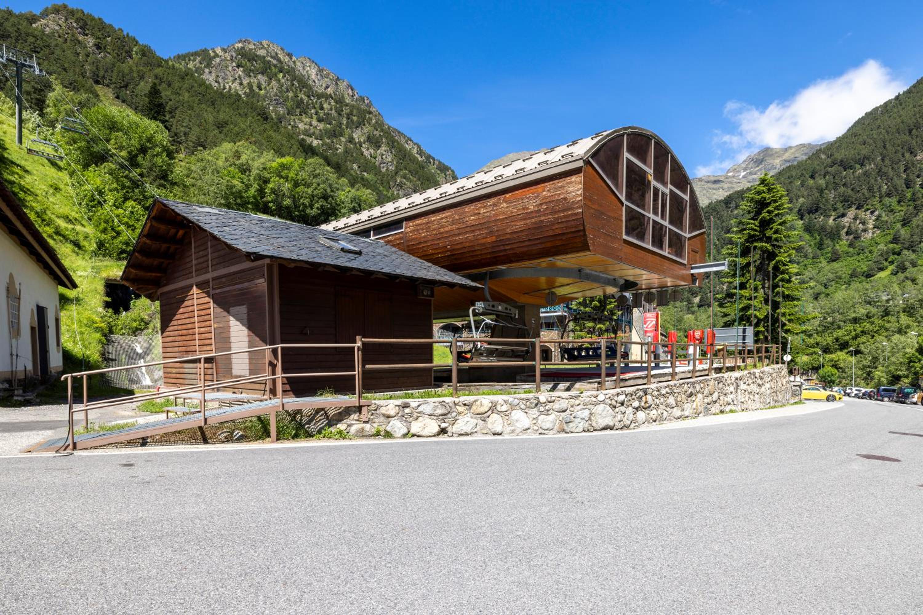 Increibles Vistas Al Valle De Arinsal NY - A Pie De Pistas - Parking Incluido l by BonesVacances