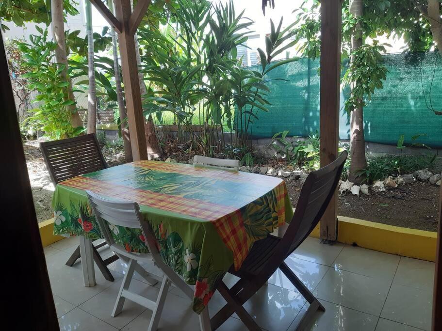Charmant bungalow dans le bourg de Sainte Anne view 2