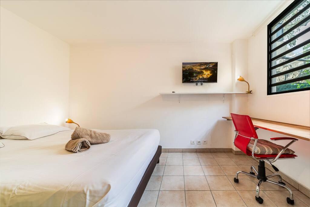 Studio Urbain avec jardin à quelques minutes du centre ville de Saint-Denis avec Terrasse et Parking Privé idéal pour 2 à 4 personnes view 4