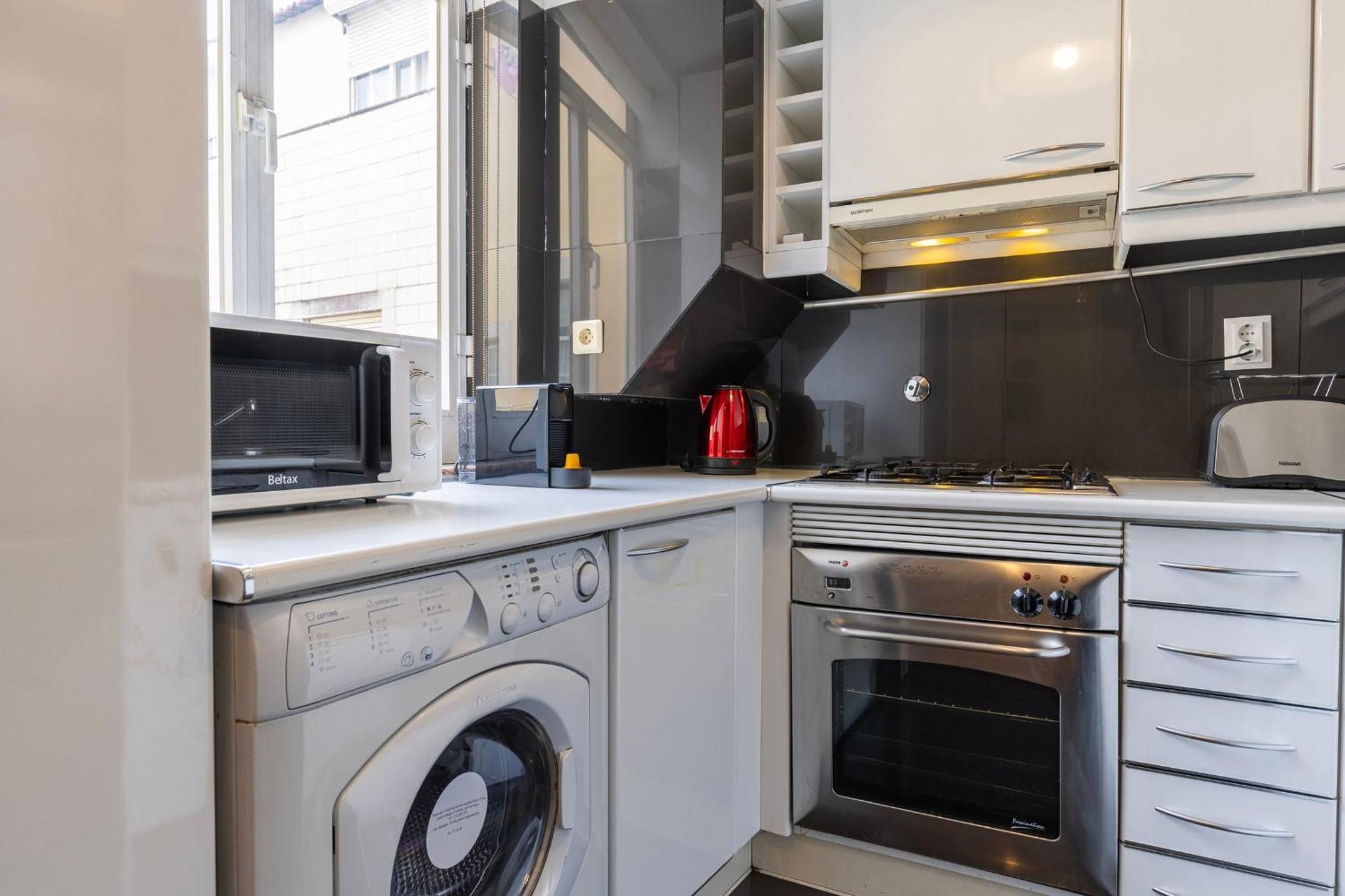 Chiado Center 1BDR Flat by LovelyStay view 3