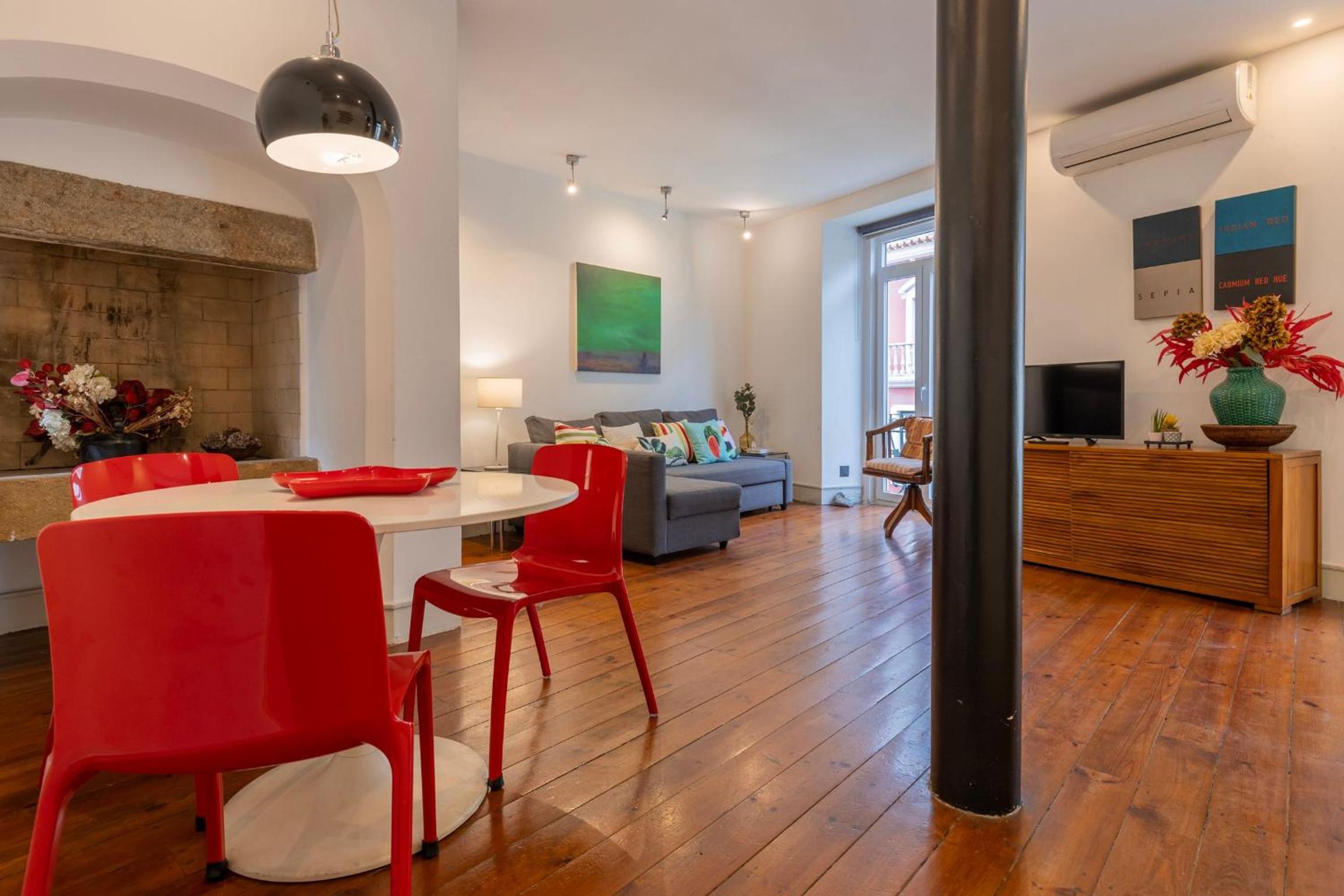 Chiado Center 1BDR Flat by LovelyStay view 5