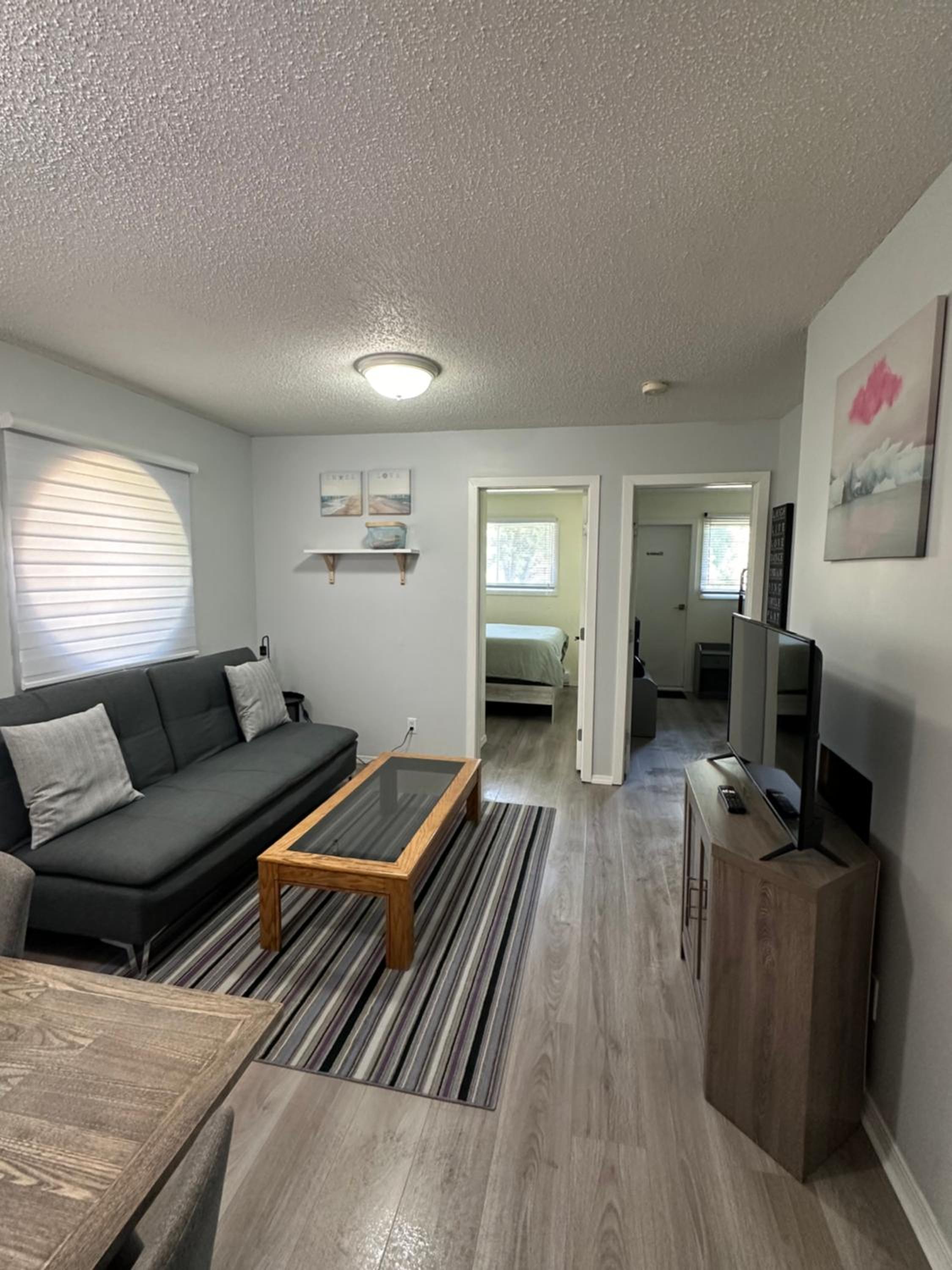 Hotel Lovely 2 bedroom condo, 2 minute walk fr downtown - Image 1