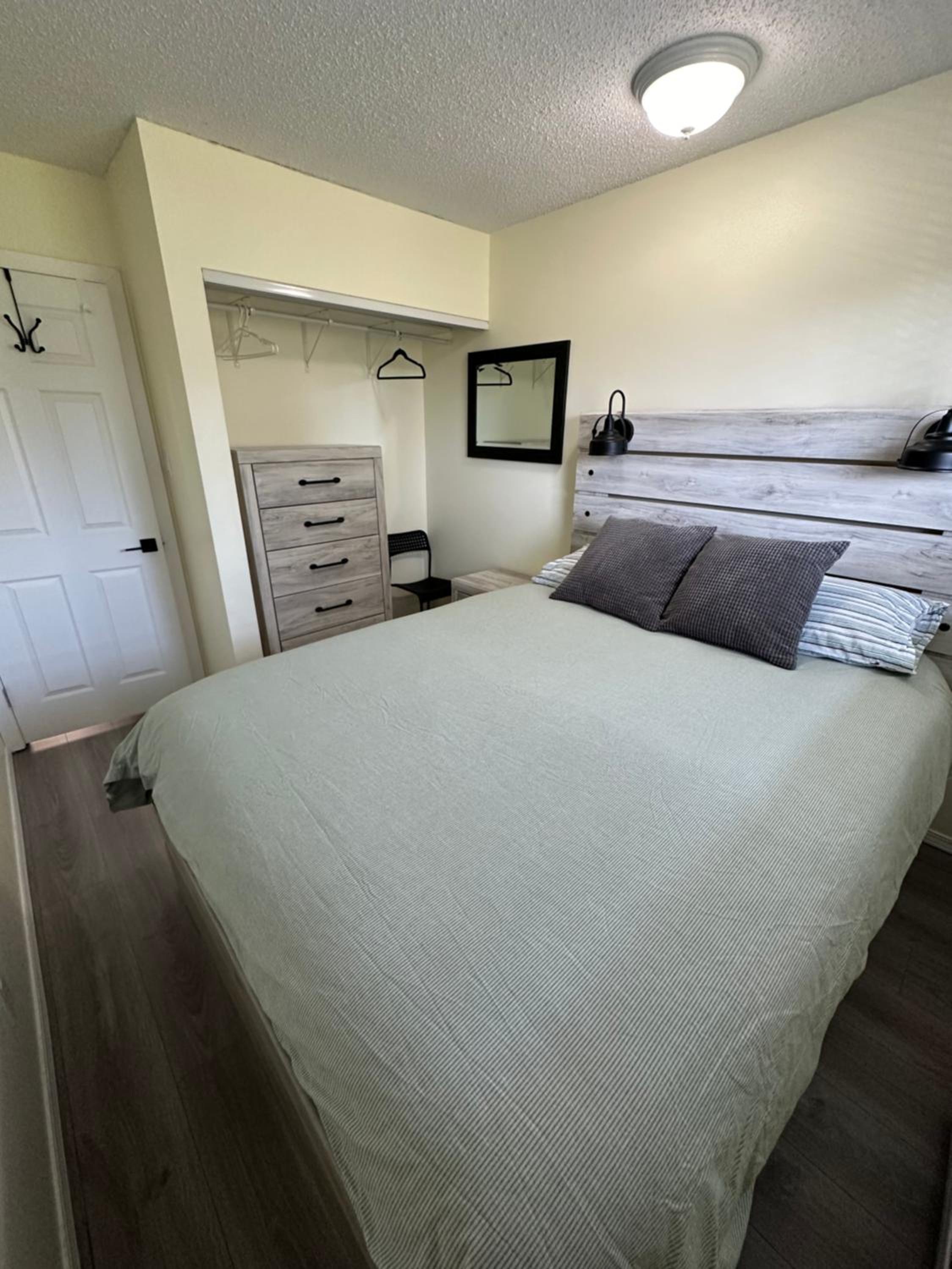 Lovely 2 bedroom condo, 2 minute walk fr downtown