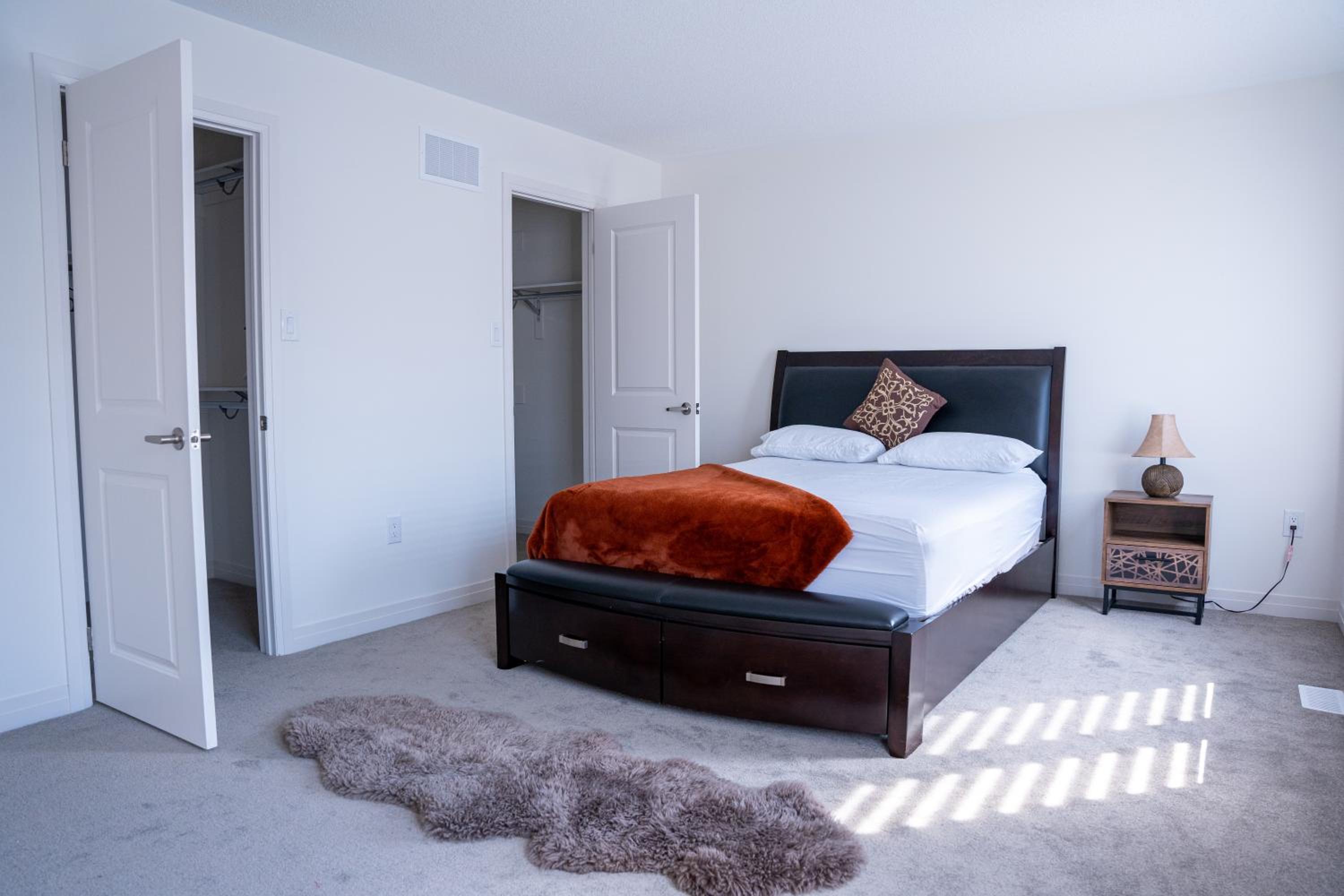 Modern 4BR house in Barrie!