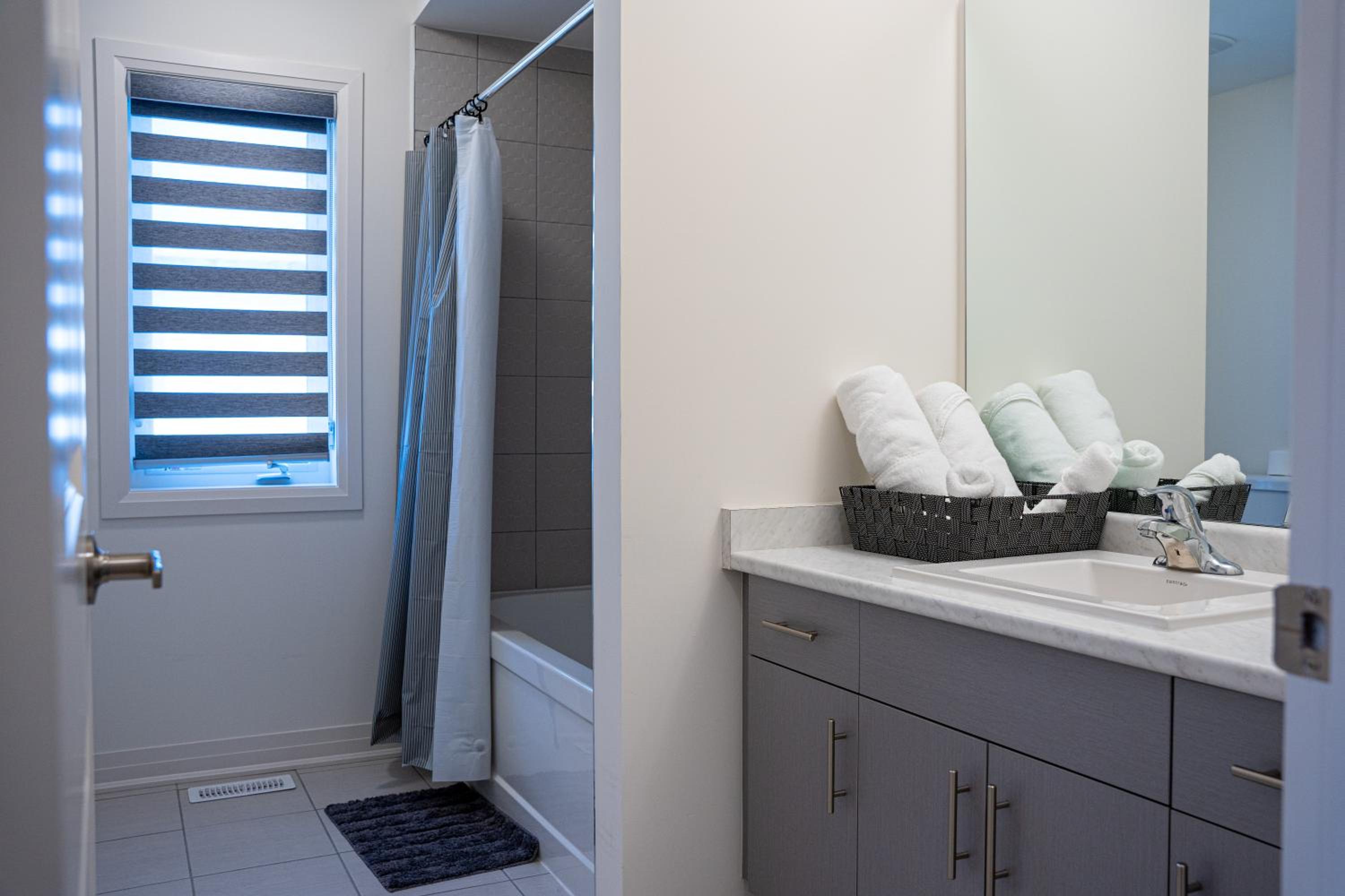 Modern 4BR house in Barrie!