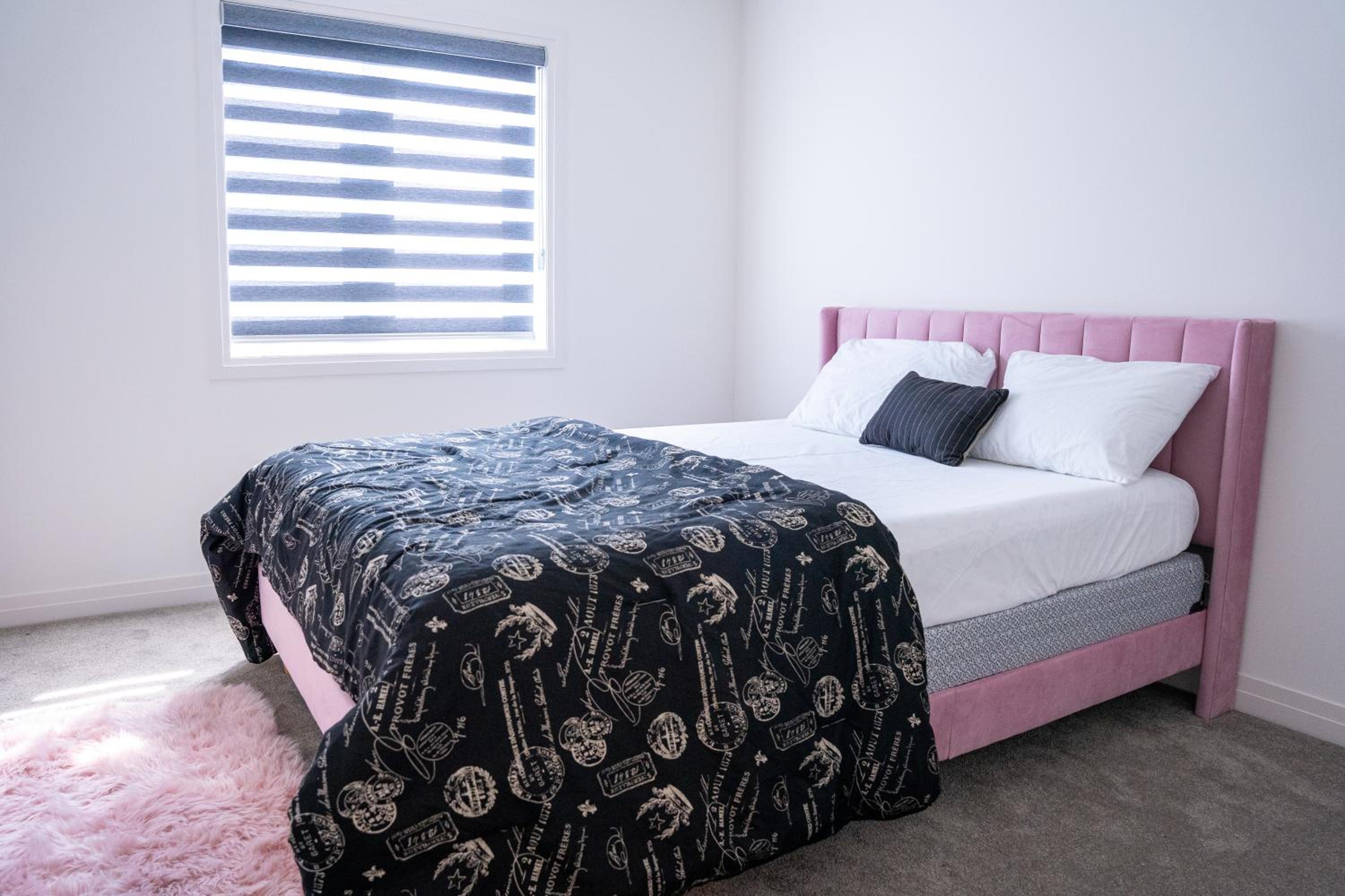 Modern 4BR house in Barrie!