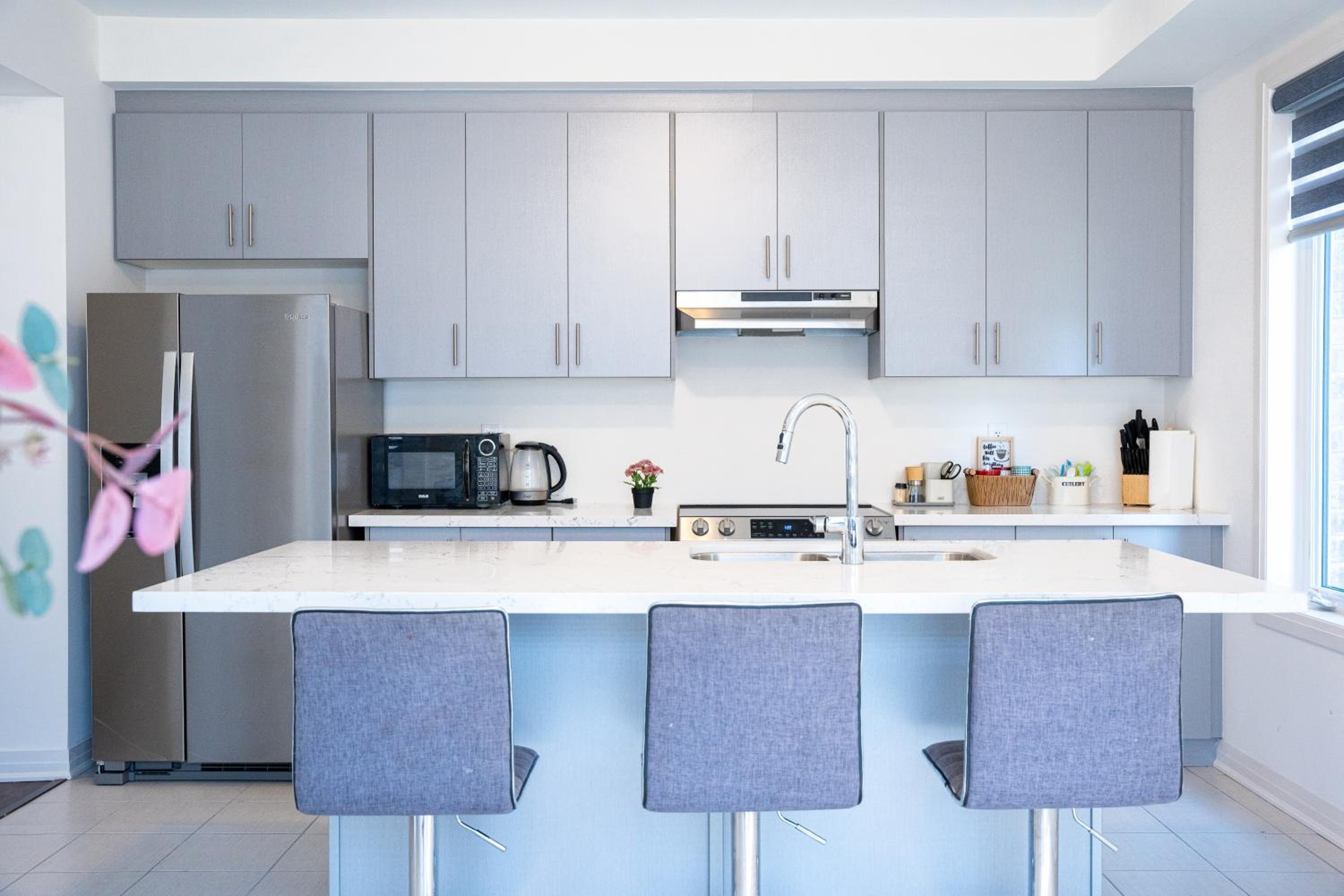 Modern 4BR house in Barrie!