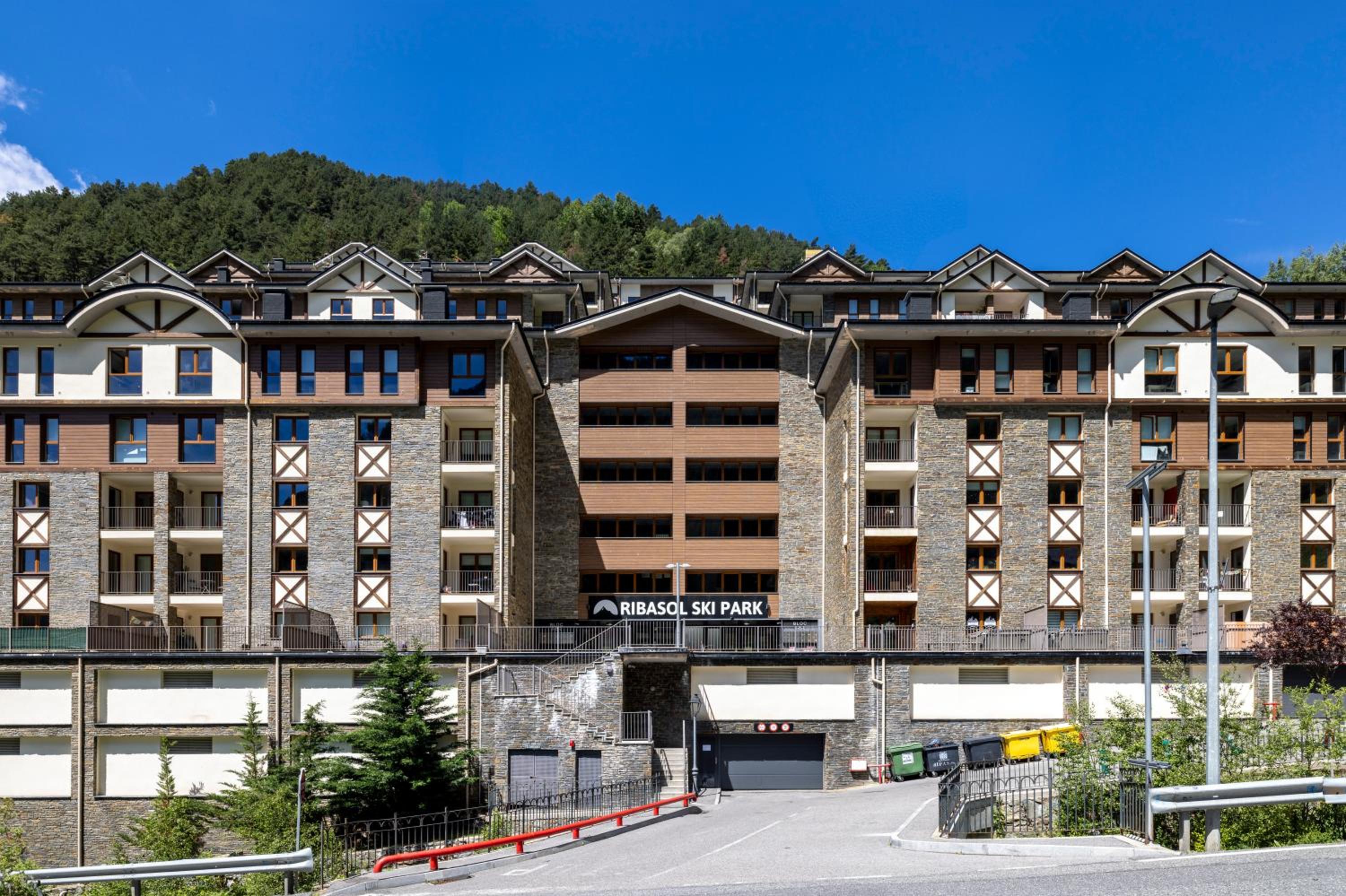 Terraza con Increibles Vistas Para 6 adultos y 2 extra niño - 3 habitaciones - 2 baños - ARINSAL - FREE PARKING l by BonesVacances