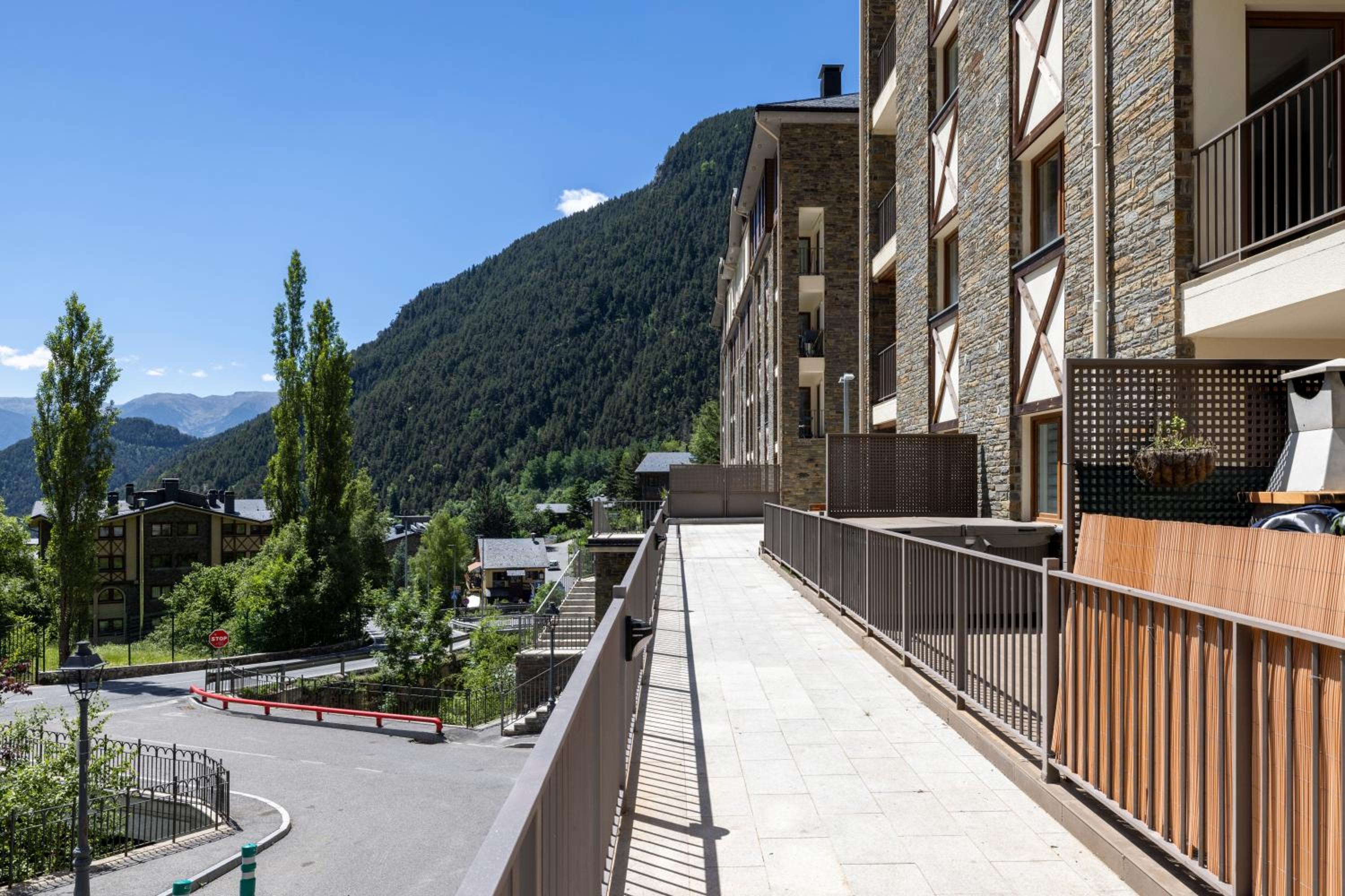 Terraza con Increibles Vistas Para 6 adultos y 2 extra niño - 3 habitaciones - 2 baños - ARINSAL - FREE PARKING l by BonesVacances