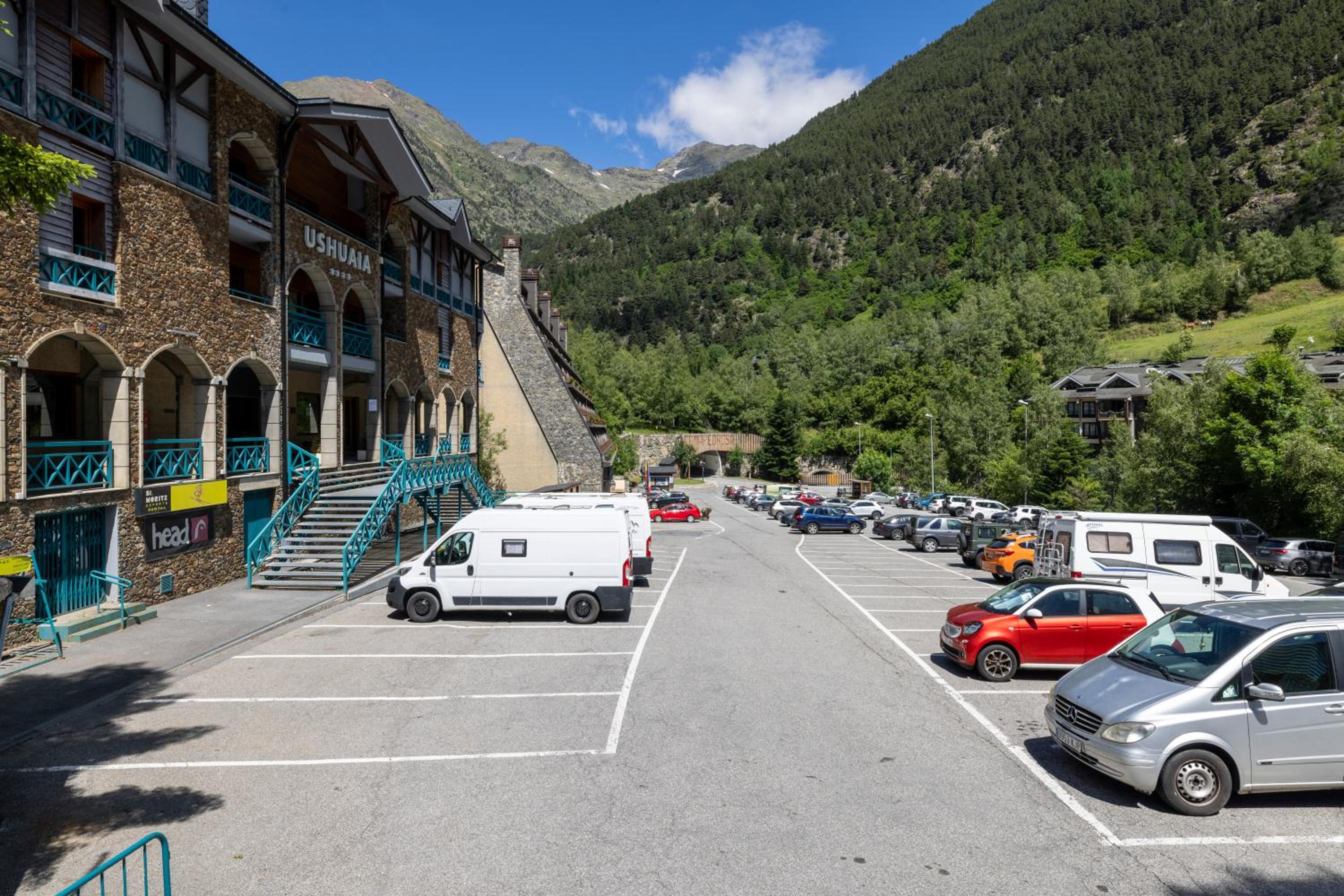 Terraza con Increibles Vistas Para 6 adultos y 2 extra niño - 3 habitaciones - 2 baños - ARINSAL - FREE PARKING l by BonesVacances