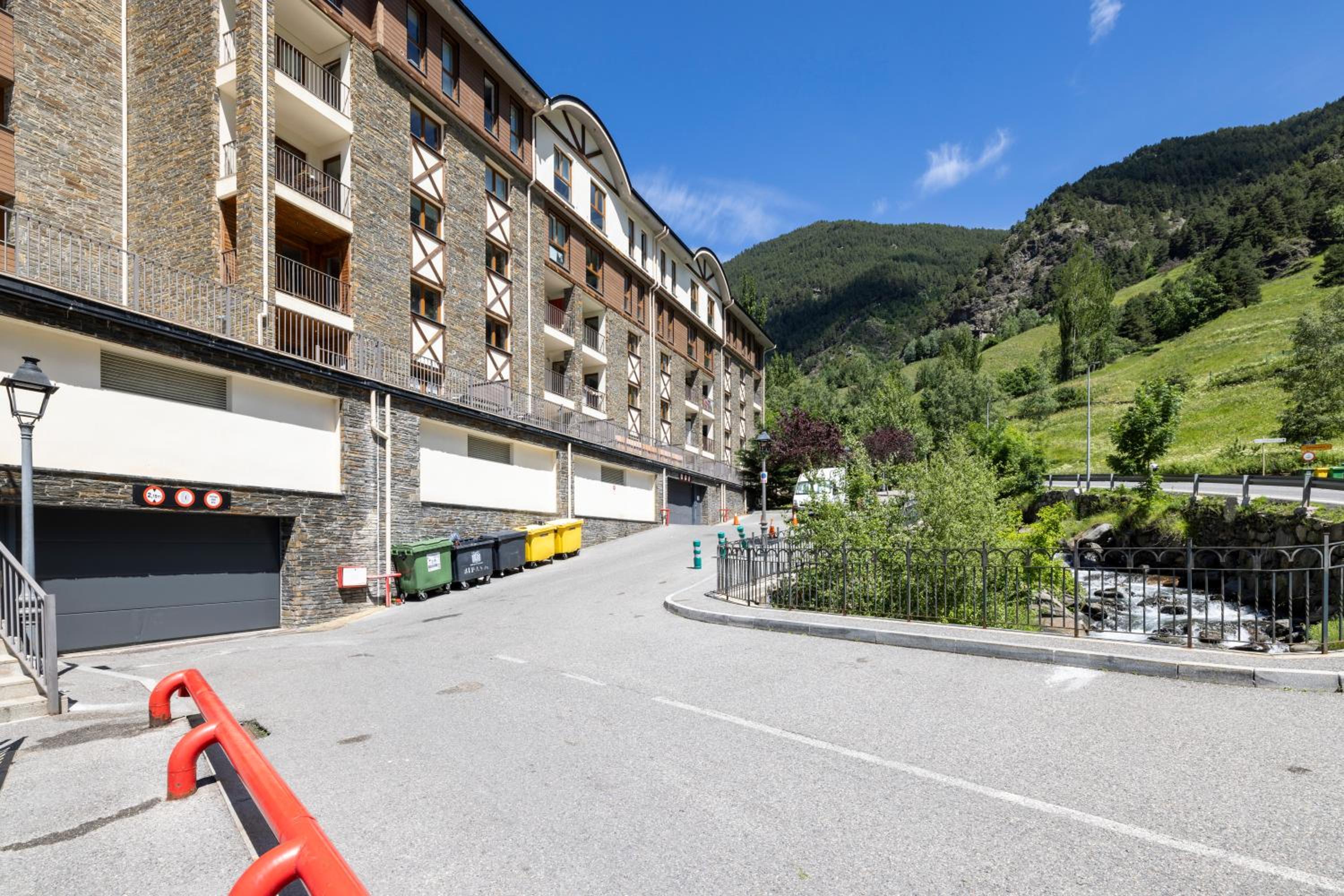 Terraza con Increibles Vistas Para 6 adultos y 2 extra niño - 3 habitaciones - 2 baños - ARINSAL - FREE PARKING l by BonesVacances