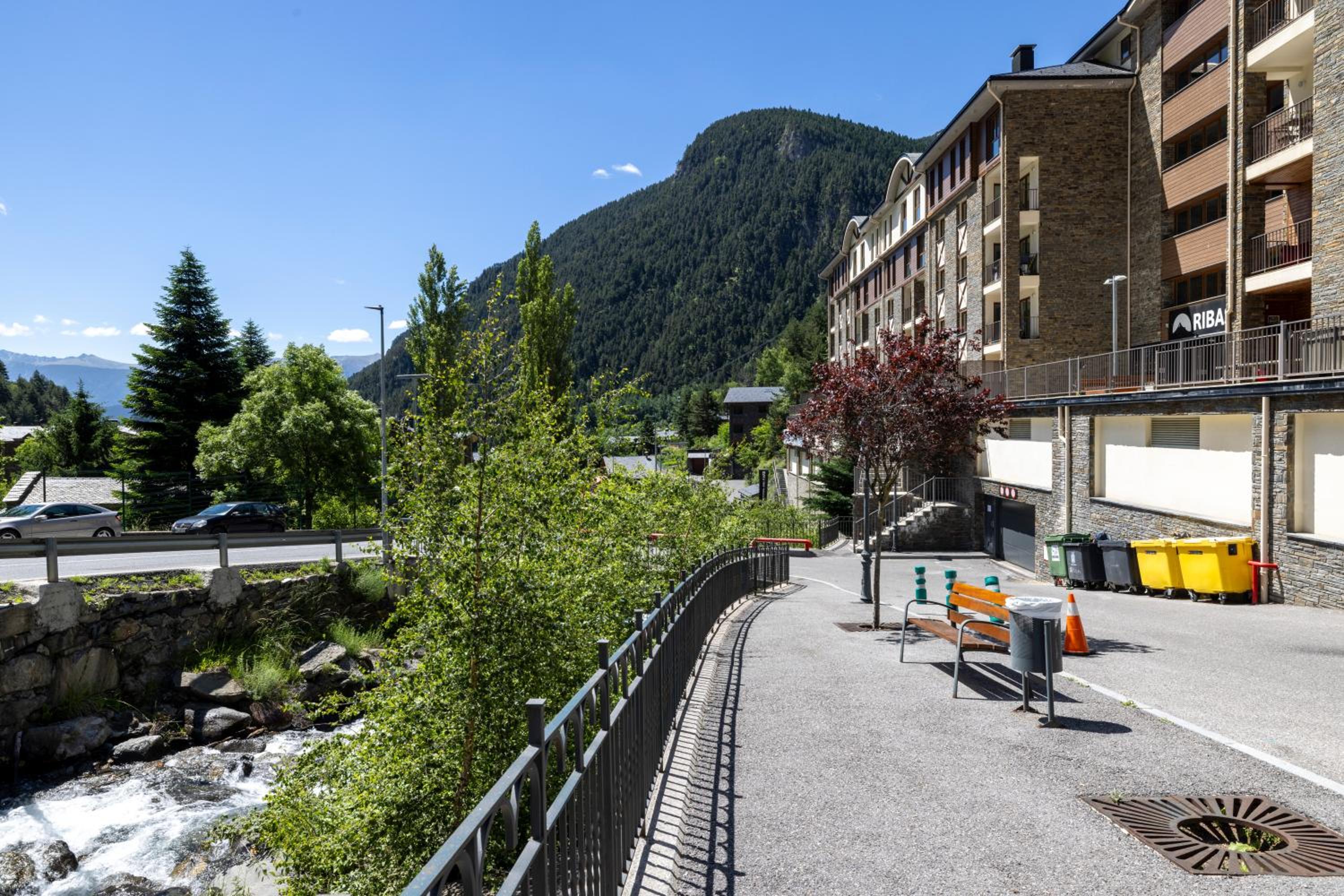 Terraza con Increibles Vistas Para 6 adultos y 2 extra niño - 3 habitaciones - 2 baños - ARINSAL - FREE PARKING l by BonesVacances