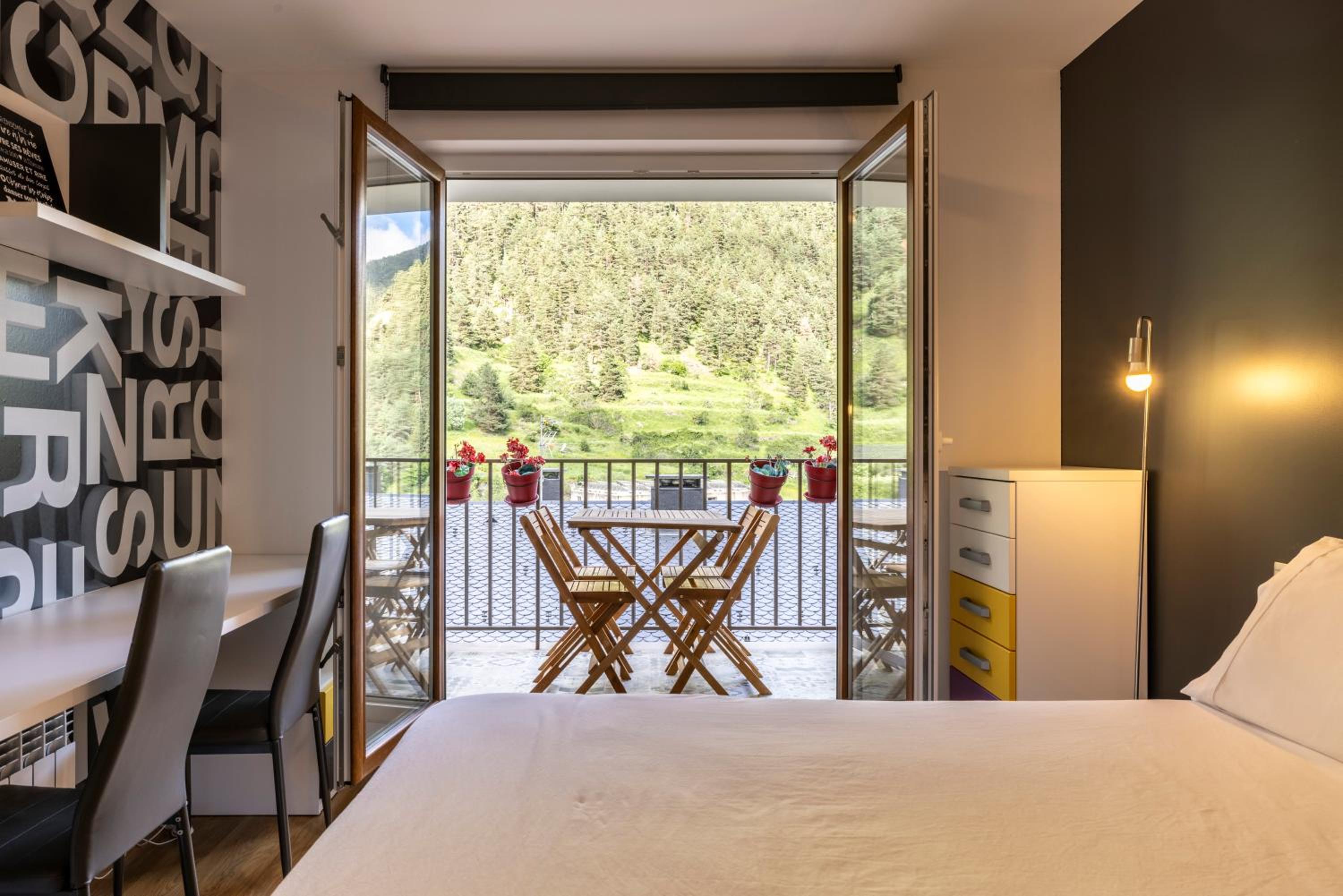 Terraza con Increibles Vistas Para 6 adultos y 2 extra niño - 3 habitaciones - 2 baños - ARINSAL - FREE PARKING l by BonesVacances